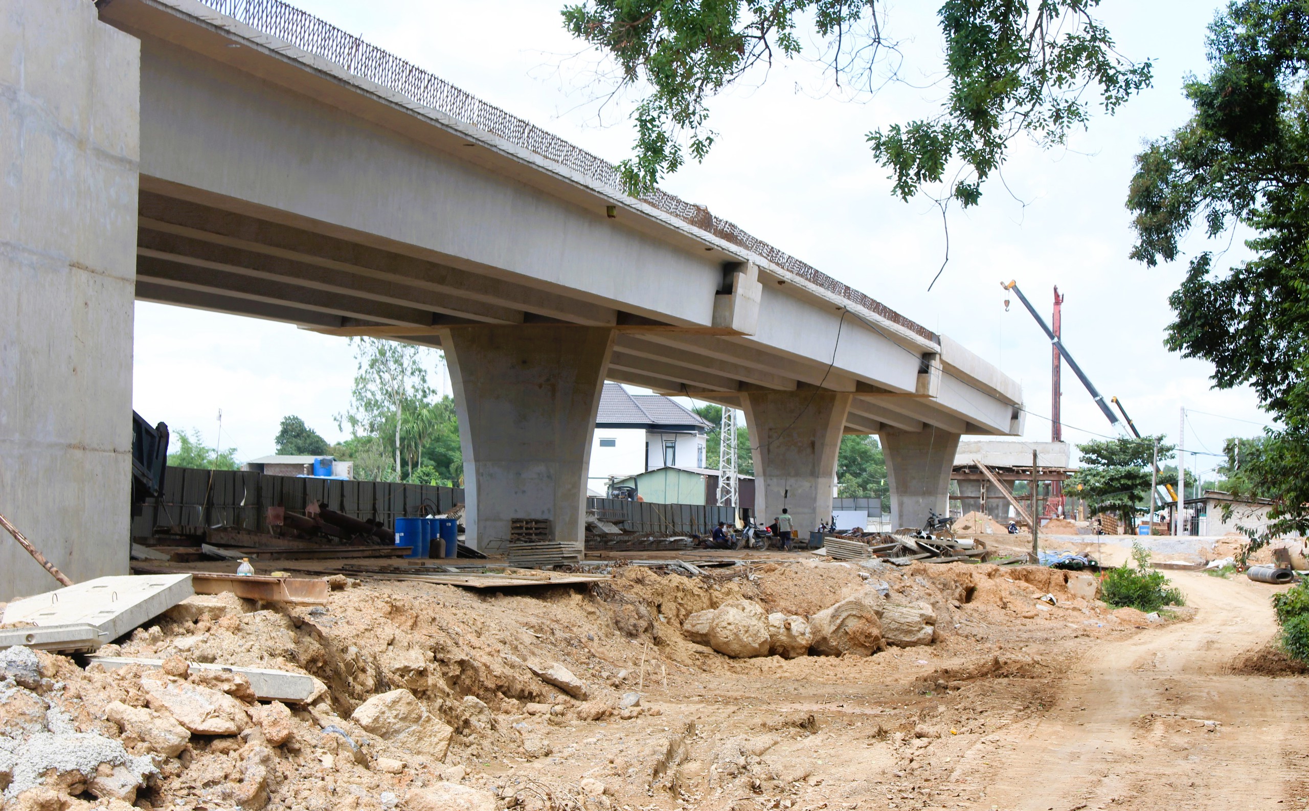 Cận cảnh 3 cầu vượt nút giao cao tốc Vạn Ninh - Cam Lộ bứt phá tiến độ sau khi có mặt bằng- Ảnh 8. Cận cảnh 3 cầu vượt nút giao cao tốc Vạn Ninh - Cam Lộ bứt phá tiến độ sau khi có mặt bằng- Ảnh 8.