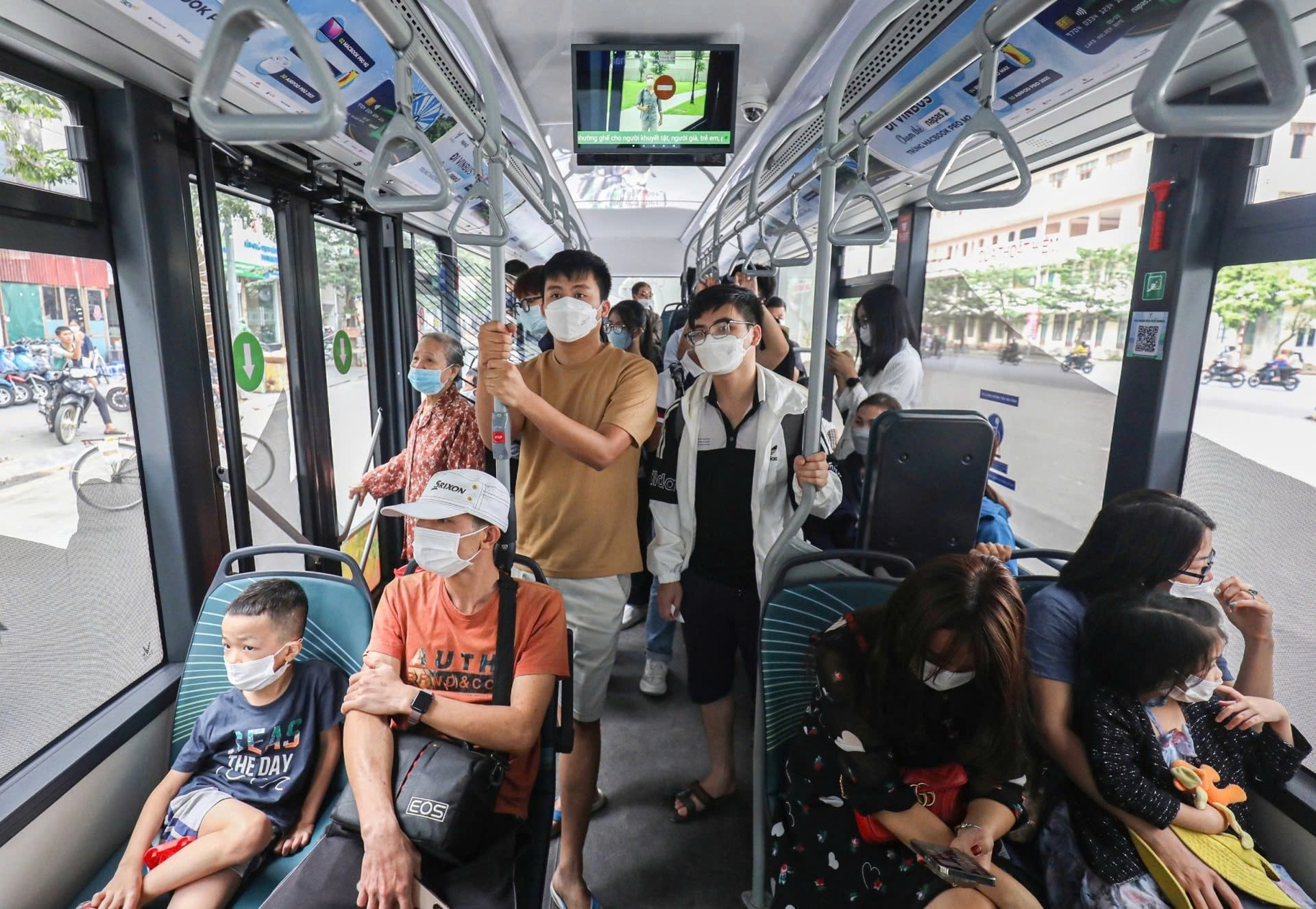 Hà Nội vận hành thí điểm tuyến buýt điện 43 Kim Mã - Đông Anh- Ảnh 2. Hà Nội vận hành thí điểm tuyến buýt điện 43 Kim Mã - Đông Anh- Ảnh 2.