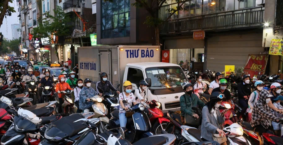 Hà Nội sắp xén vỉa hè đường Nguyễn Ngọc Vũ để giảm ùn tắc- Ảnh 1. Hà Nội sắp xén vỉa hè đường Nguyễn Ngọc Vũ để giảm ùn tắc- Ảnh 1.