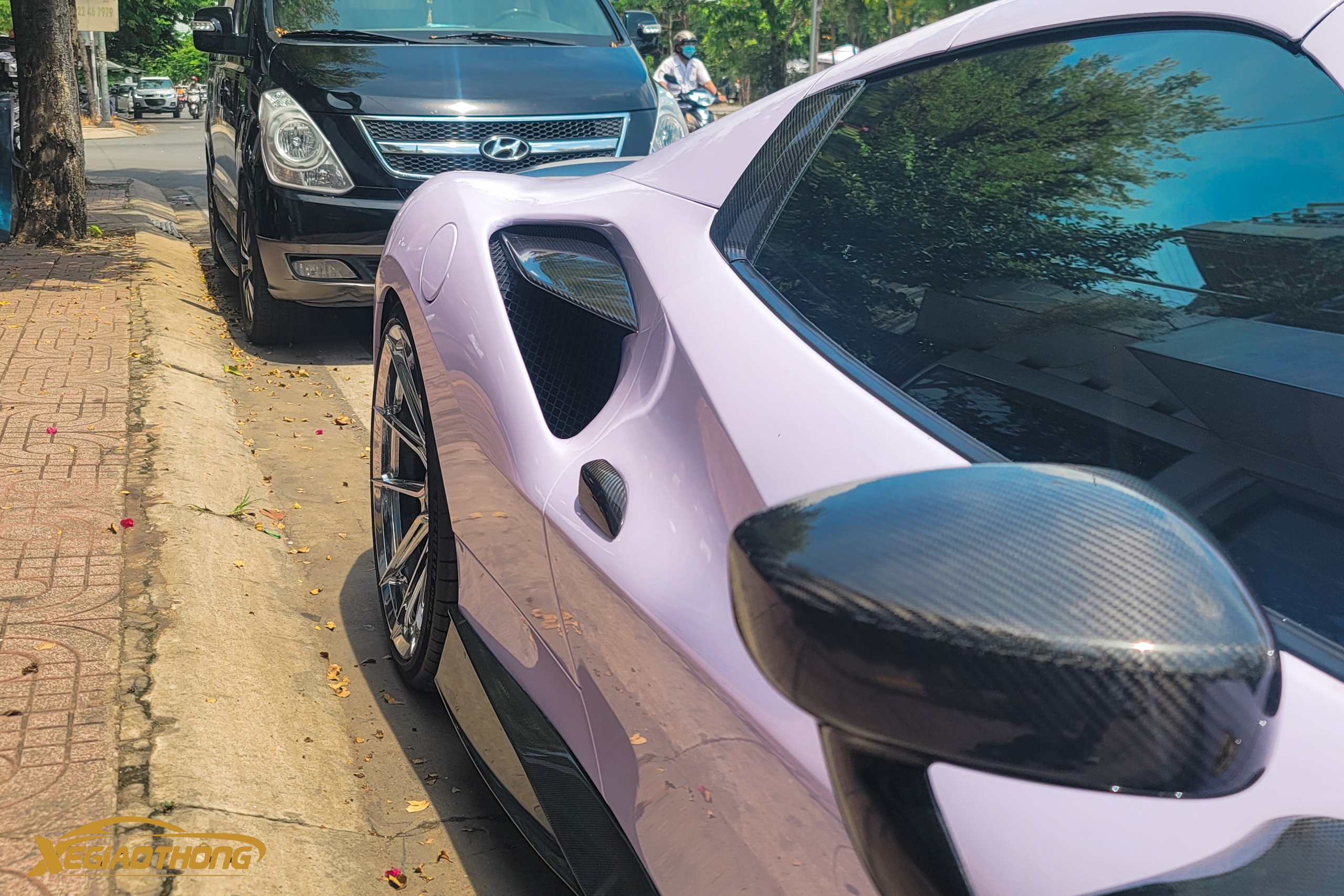 Cận cảnh siêu xe Ferrari F8 với gói độ độc tại Việt Nam- Ảnh 8. Cận cảnh siêu xe Ferrari F8 với gói độ độc tại Việt Nam- Ảnh 8.