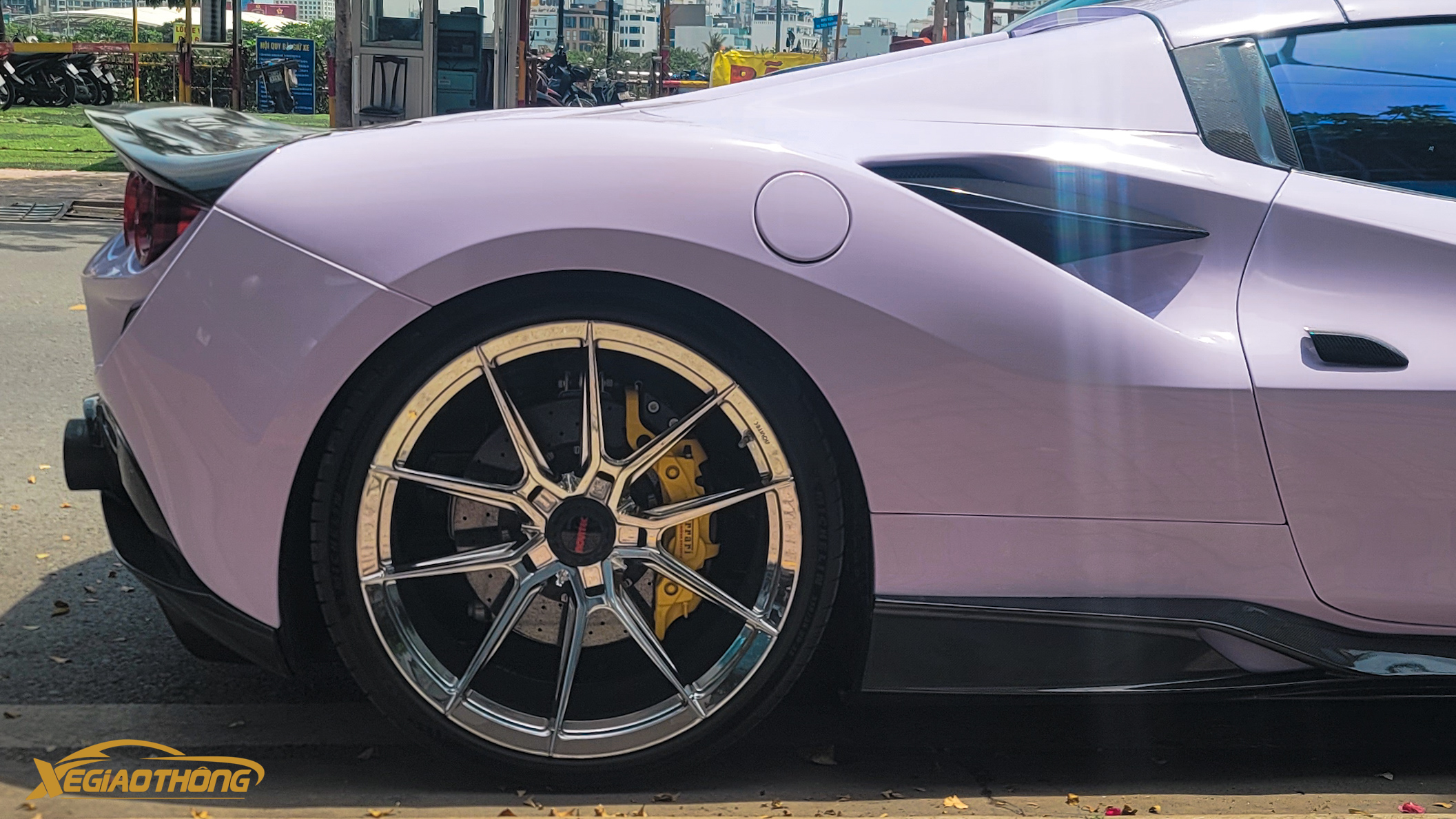 Cận cảnh siêu xe Ferrari F8 với gói độ độc tại Việt Nam- Ảnh 6. Cận cảnh siêu xe Ferrari F8 với gói độ độc tại Việt Nam- Ảnh 6.