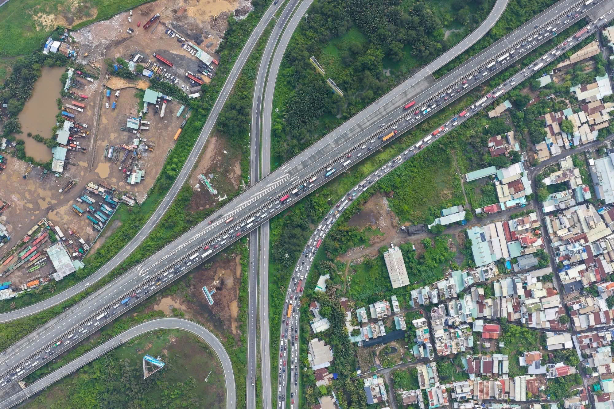 Tai nạn liên hoàn trên cao tốc TP.HCM - Long Thành - Dầu Giây, giao thông ùn ứ nhiều giờ- Ảnh 2.