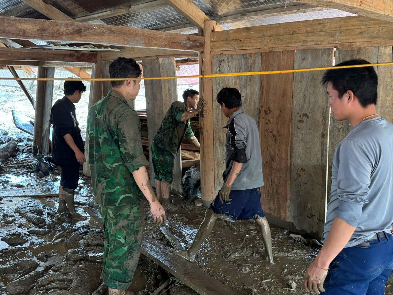 Lũ ống, sạt lở trong đêm, dân nhiều xã vùng biên Nghệ An sơ tán khẩn- Ảnh 1.
