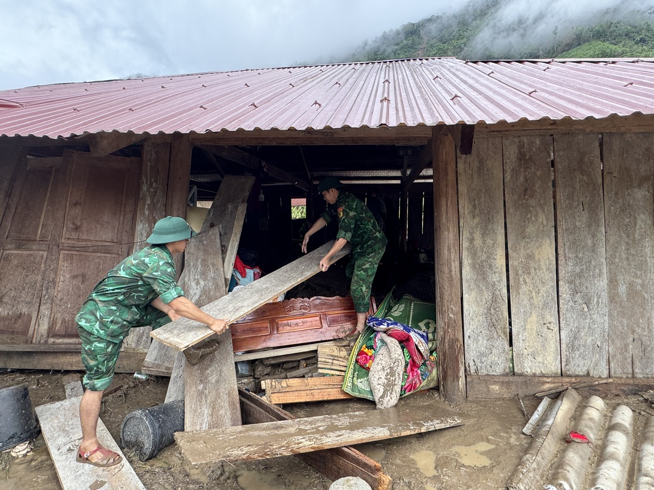 Lũ ống, sạt lở trong đêm, dân nhiều xã vùng biên Nghệ An sơ tán khẩn- Ảnh 3.