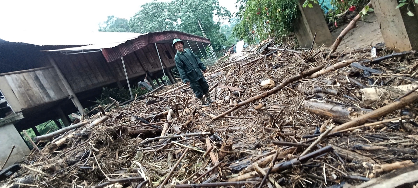 Lũ ống, sạt lở trong đêm, dân nhiều xã vùng biên Nghệ An sơ tán khẩn- Ảnh 4.