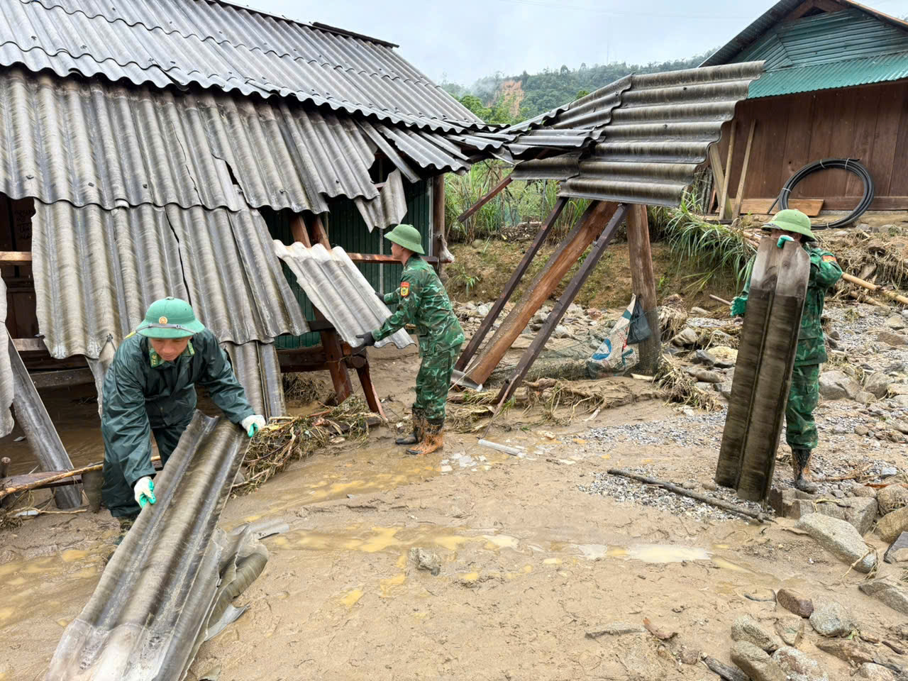 Lũ ống, sạt lở trong đêm, dân nhiều xã vùng biên Nghệ An sơ tán khẩn- Ảnh 5.