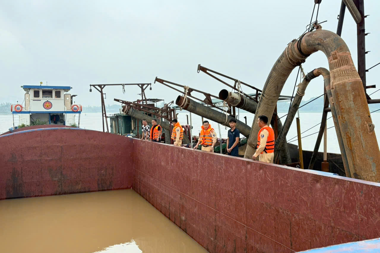 Hàng chục cảnh sát truy bắt 2 tàu "cát tặc" trên sông Hồng lúc rạng sáng- Ảnh 1. Hàng chục cảnh sát truy bắt 2 tàu "cát tặc" trên sông Hồng lúc rạng sáng- Ảnh 1.