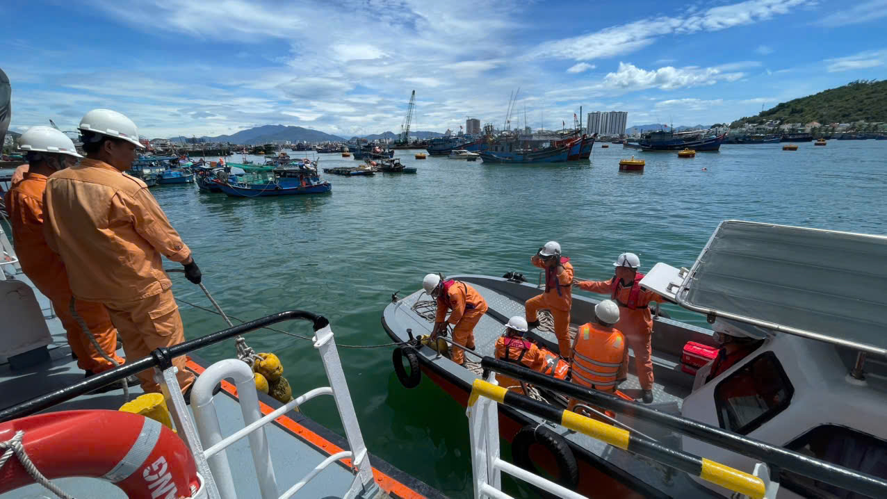 Kịp thời cứu nạn thuyền viên quốc tịch Myanmar bị dung môi sơn bắn vào mắt, mất thị lực- Ảnh 1. Kịp thời cứu nạn thuyền viên quốc tịch Myanmar bị dung môi sơn bắn vào mắt, mất thị lực- Ảnh 1.