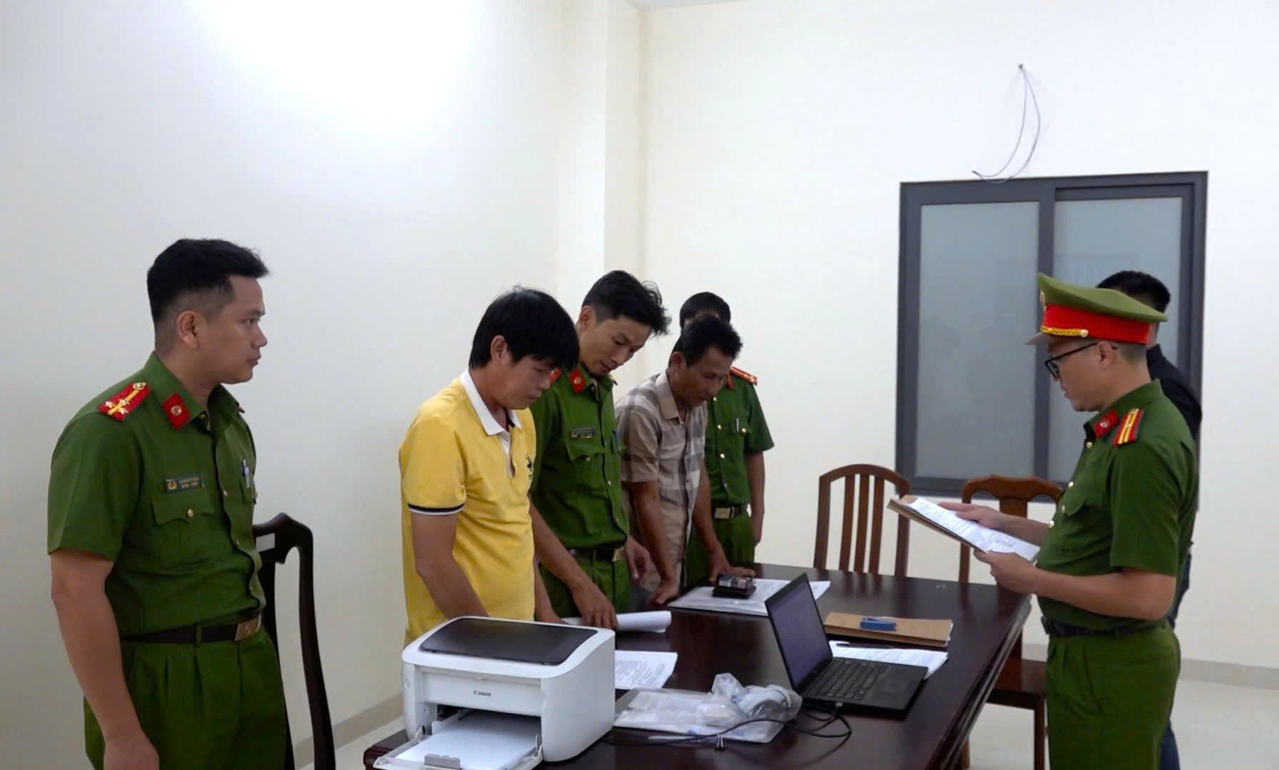 Hai huấn luyện viên bóng đá ở Khánh Hòa bị bắt vì "ăn chặn" tiền của cầu thủ trẻ- Ảnh 1. Hai huấn luyện viên bóng đá ở Khánh Hòa bị bắt vì "ăn chặn" tiền của cầu thủ trẻ- Ảnh 1.