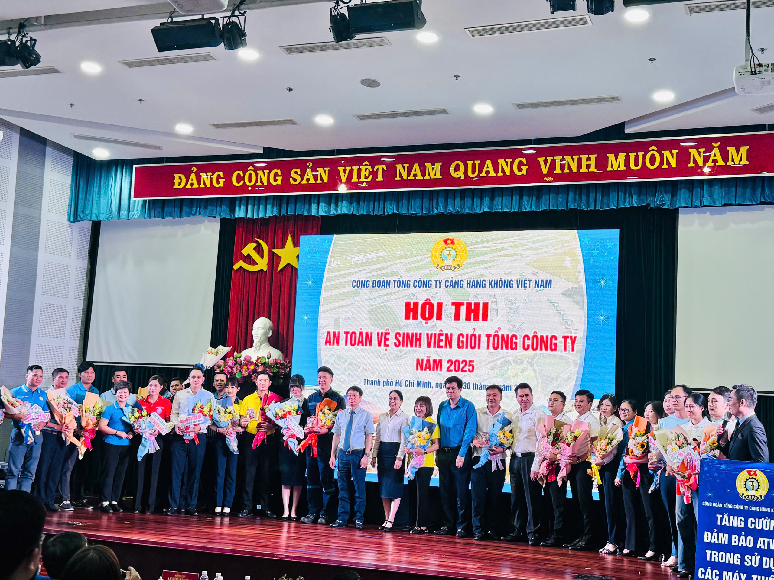 Hội thi "An toàn vệ sinh viên giỏi" lần thứ nhất năm 2025: Nâng tầm an toàn hàng không- Ảnh 1. Hội thi "An toàn vệ sinh viên giỏi" lần thứ nhất năm 2025: Nâng tầm an toàn hàng không- Ảnh 1.