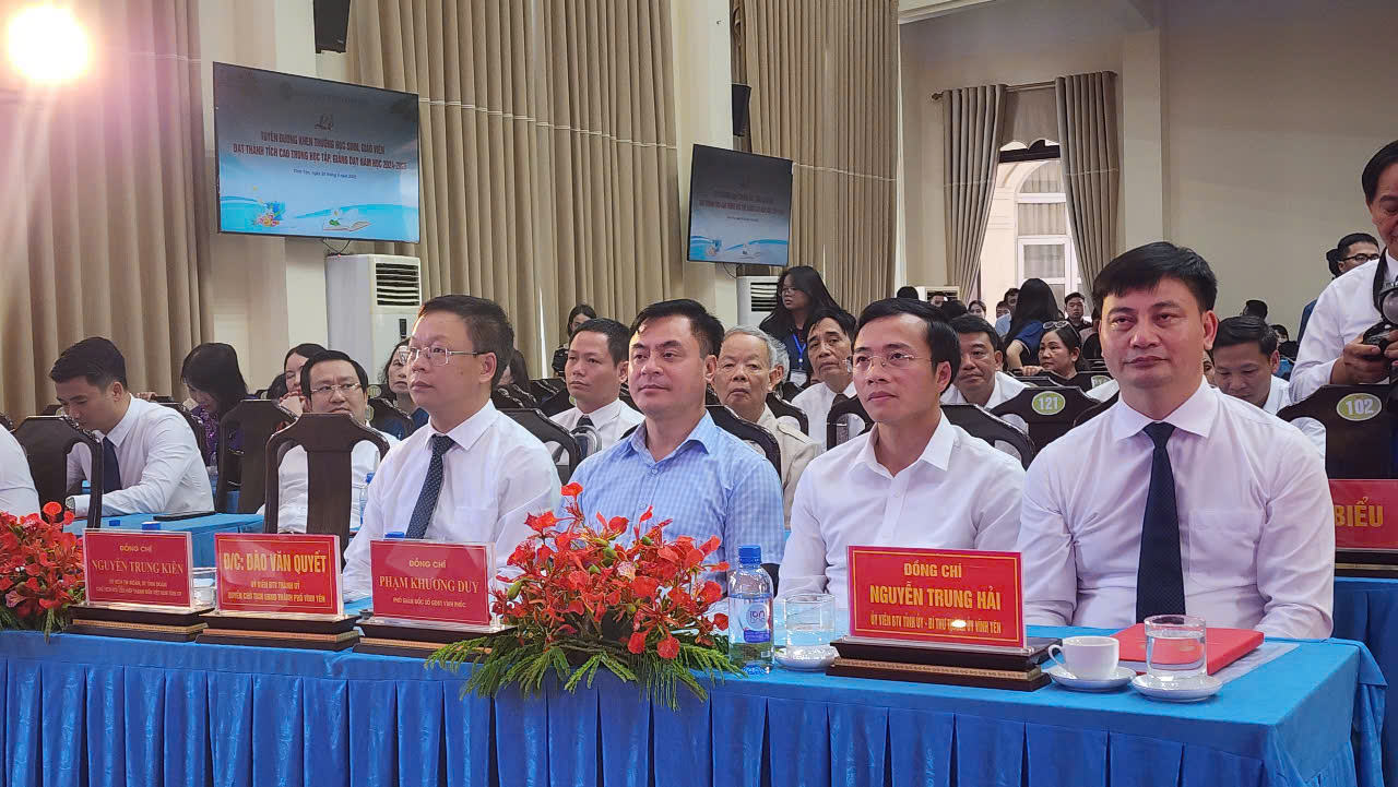 Vĩnh Yên: Tuyên dương, khen thưởng học sinh, giáo viên đạt thành tích năm học 2024-2025- Ảnh 3. Vĩnh Yên: Tuyên dương, khen thưởng học link vao w88 bong88, giáo viên đạt thành tích năm học 2024-2025- Ảnh 3.