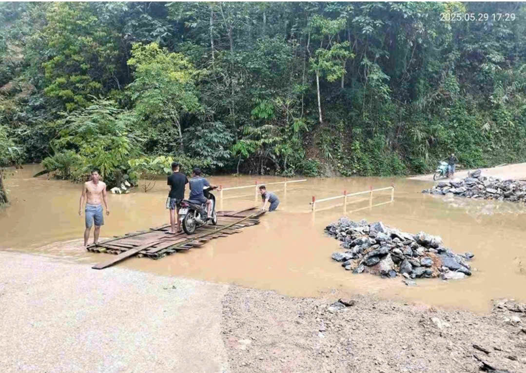 Xử nghiêm vụ người dân bị thu tiền khi đi qua đoạn đường ngập ở Cao Bằng- Ảnh 1. Xử nghiêm vụ người dân bị thu tiền khi đi qua đoạn đường ngập ở Cao Bằng- Ảnh 1.
