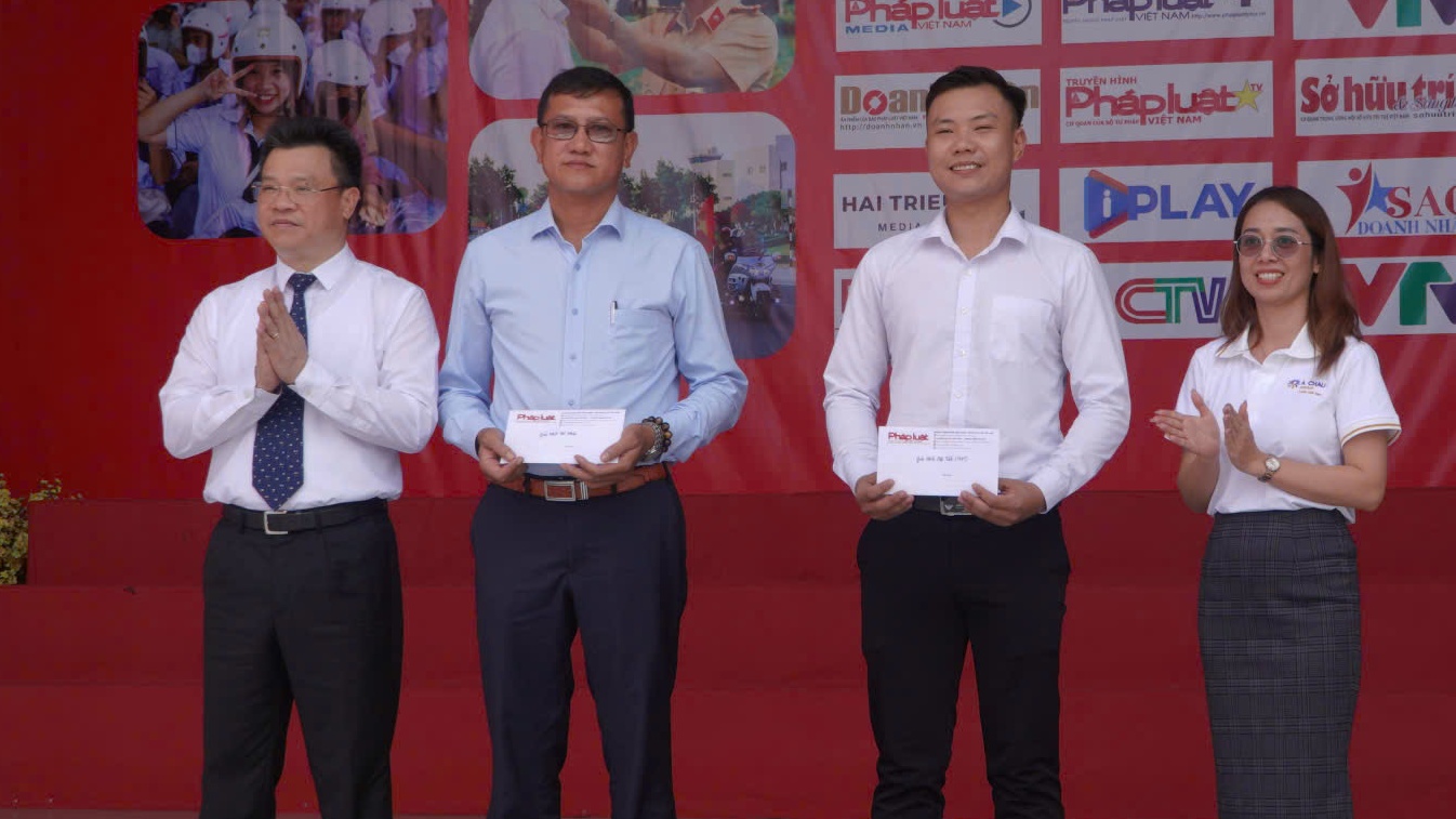 Sôi nổi hoạt động tuyên truyền ATGT học đường lần thứ III tại Cà Mau- Ảnh 1. Sôi nổi hoạt động tuyên truyền ATGT học đường lần thứ III tại Cà Mau- Ảnh 1.