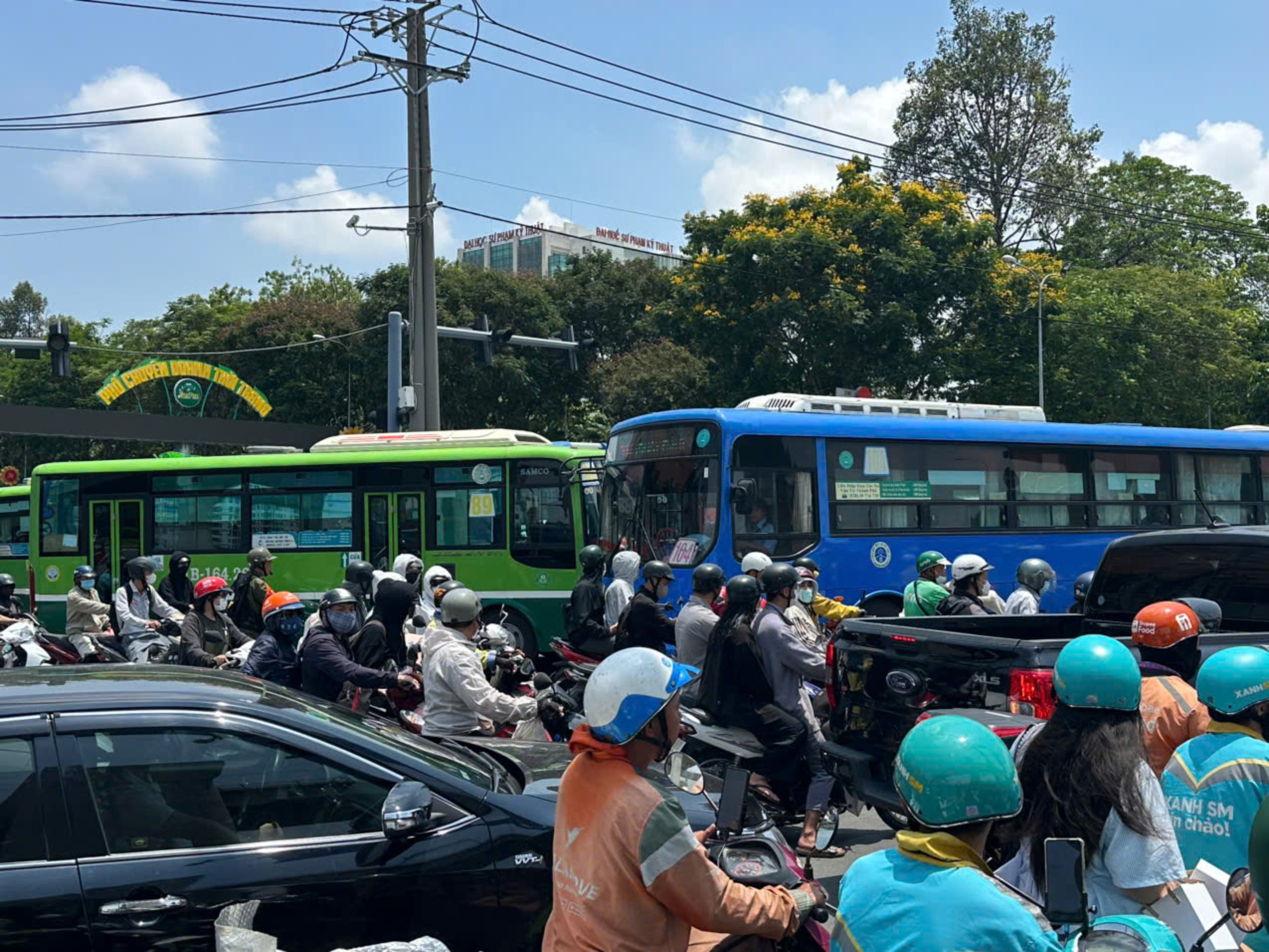 TP.HCM: Hàng chục đèn tín hiệu không hoạt động, giao thông thường xuyên ùn tắc- Ảnh 6. TP.HCM: Hàng chục đèn tín hiệu không hoạt động, giao thông thường xuyên ùn tắc- Ảnh 6.