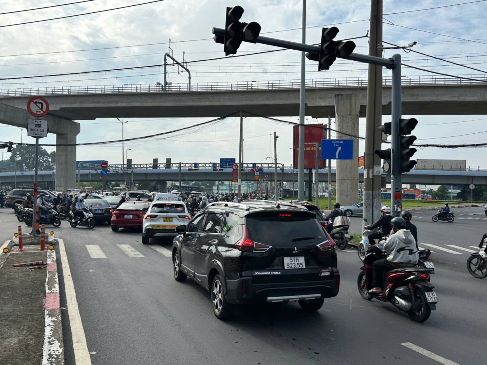 TP.HCM: Hàng chục đèn tín hiệu không hoạt động, giao thông thường xuyên ùn tắc- Ảnh 1. TP.HCM: Hàng chục đèn tín hiệu không hoạt động, giao thông thường xuyên ùn tắc- Ảnh 1.