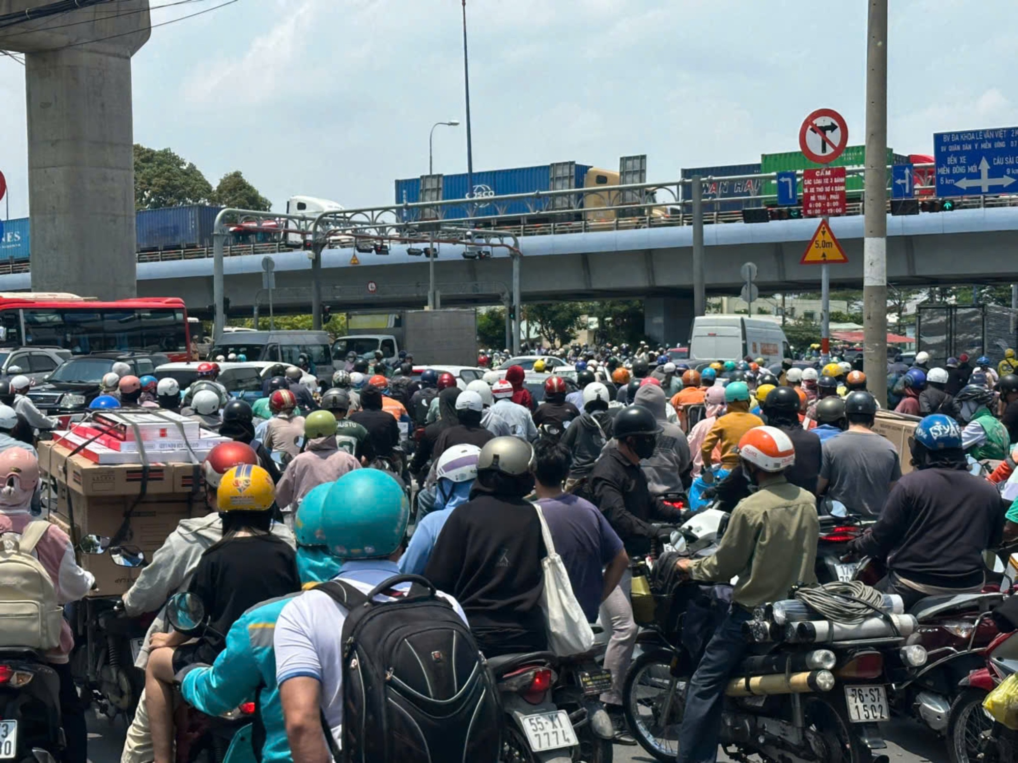TP.HCM: Hàng chục đèn tín hiệu không hoạt động, giao thông thường xuyên ùn tắc- Ảnh 2. TP.HCM: Hàng chục đèn tín hiệu không hoạt động, giao thông thường xuyên ùn tắc- Ảnh 2.