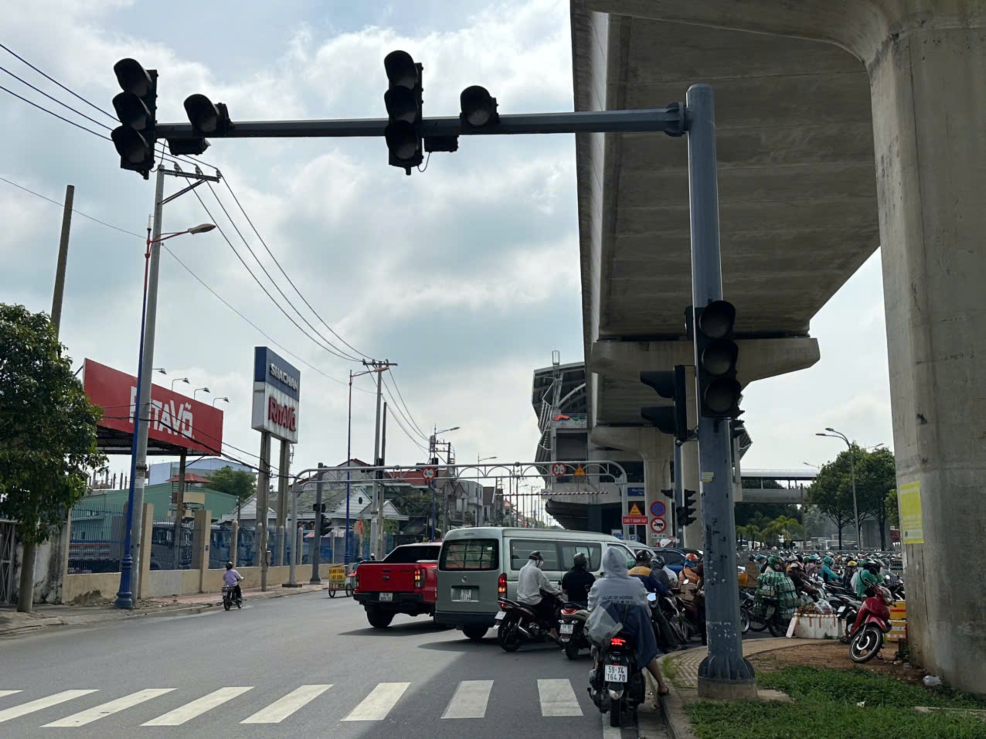 TP.HCM: Hàng chục đèn tín hiệu không hoạt động, giao thông thường xuyên ùn tắc- Ảnh 4. TP.HCM: Hàng chục đèn tín hiệu không hoạt động, giao thông thường xuyên ùn tắc- Ảnh 4.