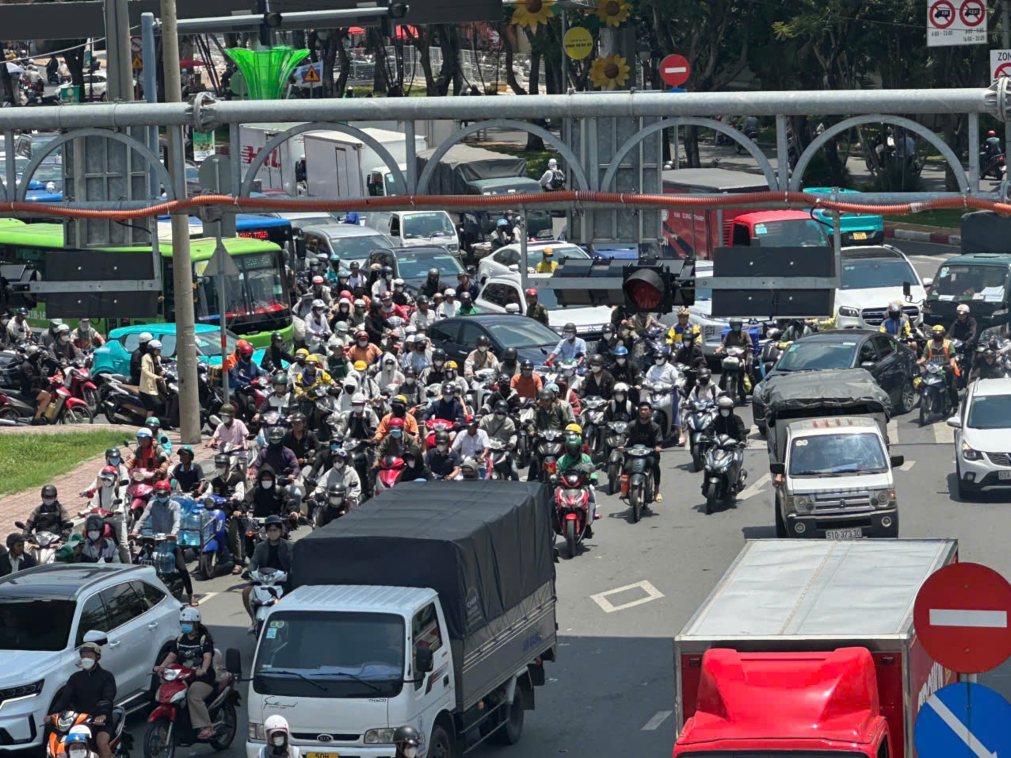 TP.HCM: Hàng chục đèn tín hiệu không hoạt động, giao thông thường xuyên ùn tắc- Ảnh 5. TP.HCM: Hàng chục đèn tín hiệu không hoạt động, giao thông thường xuyên ùn tắc- Ảnh 5.