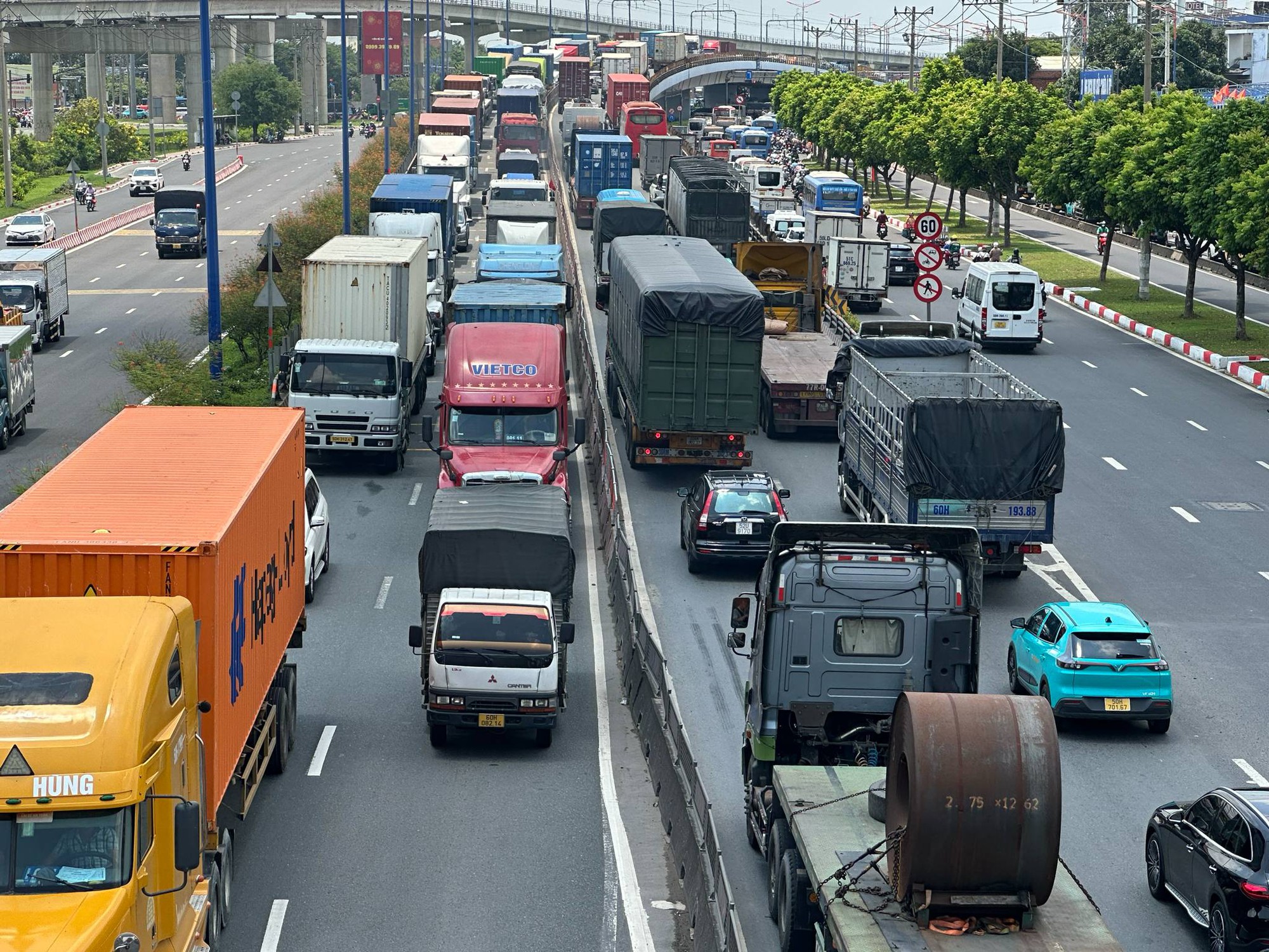 TP.HCM: Hàng chục đèn tín hiệu không hoạt động, giao thông thường xuyên ùn tắc- Ảnh 7. TP.HCM: Hàng chục đèn tín hiệu không hoạt động, giao thông thường xuyên ùn tắc- Ảnh 7.