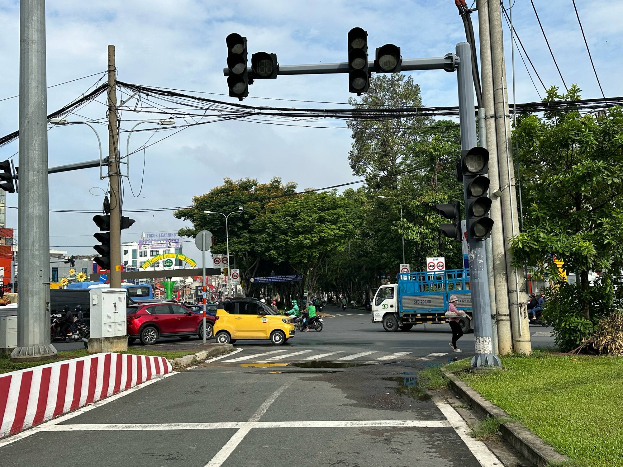 TP.HCM: Hàng chục đèn tín hiệu không hoạt động, giao thông thường xuyên ùn tắc- Ảnh 8. TP.HCM: Hàng chục đèn tín hiệu không hoạt động, giao thông thường xuyên ùn tắc- Ảnh 8.