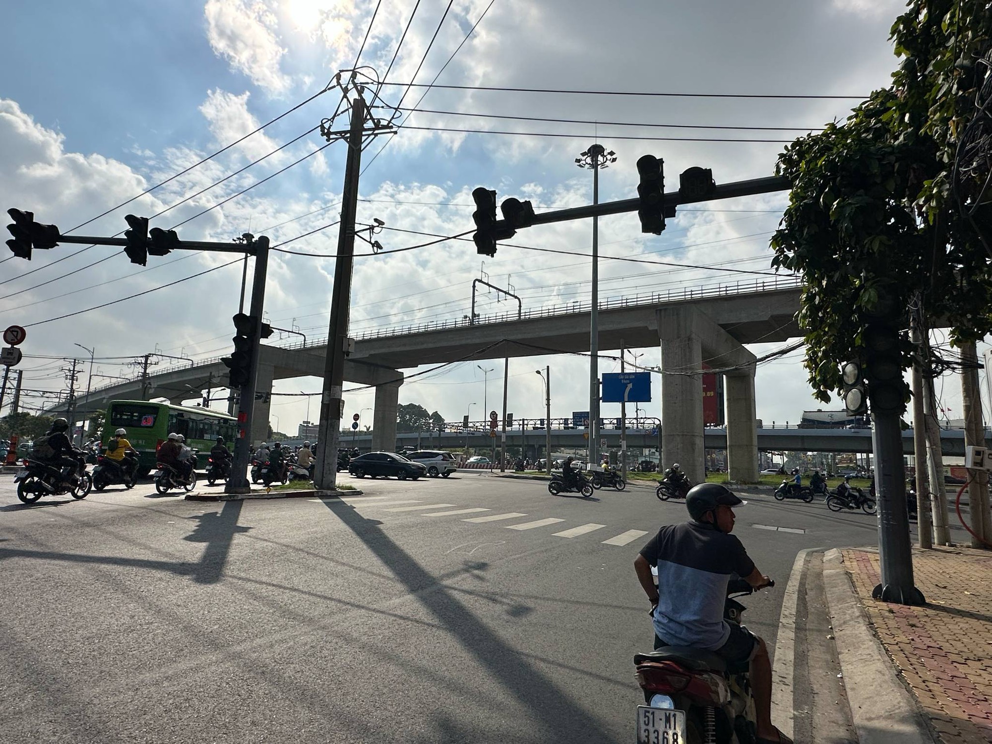 TP.HCM: Hàng chục đèn tín hiệu không hoạt động, giao thông thường xuyên ùn tắc- Ảnh 9. TP.HCM: Hàng chục đèn tín hiệu không hoạt động, giao thông thường xuyên ùn tắc- Ảnh 9.