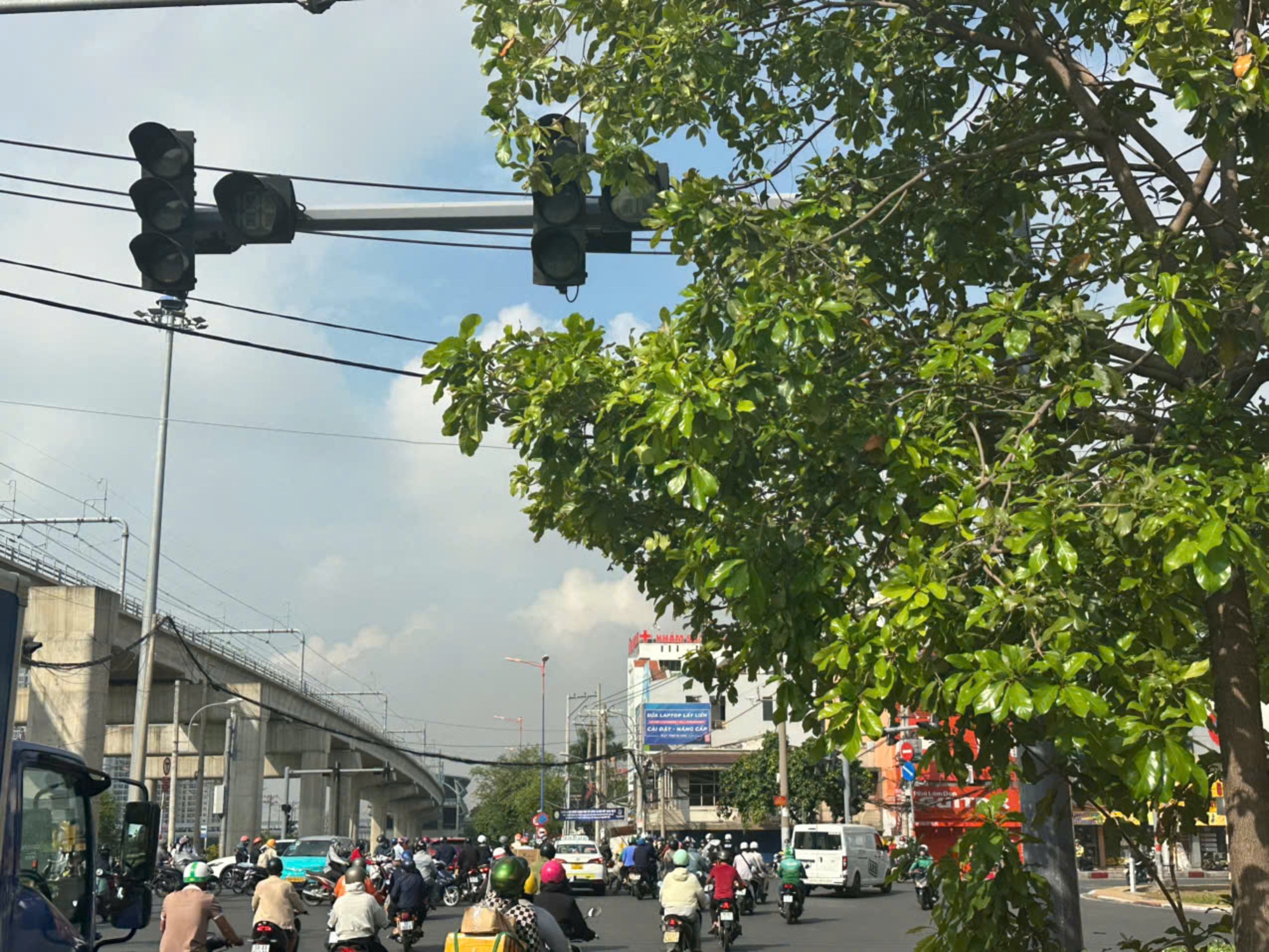 TP.HCM: Hàng chục đèn tín hiệu không hoạt động, giao thông thường xuyên ùn tắc- Ảnh 10. TP.HCM: Hàng chục đèn tín hiệu không hoạt động, giao thông thường xuyên ùn tắc- Ảnh 10.