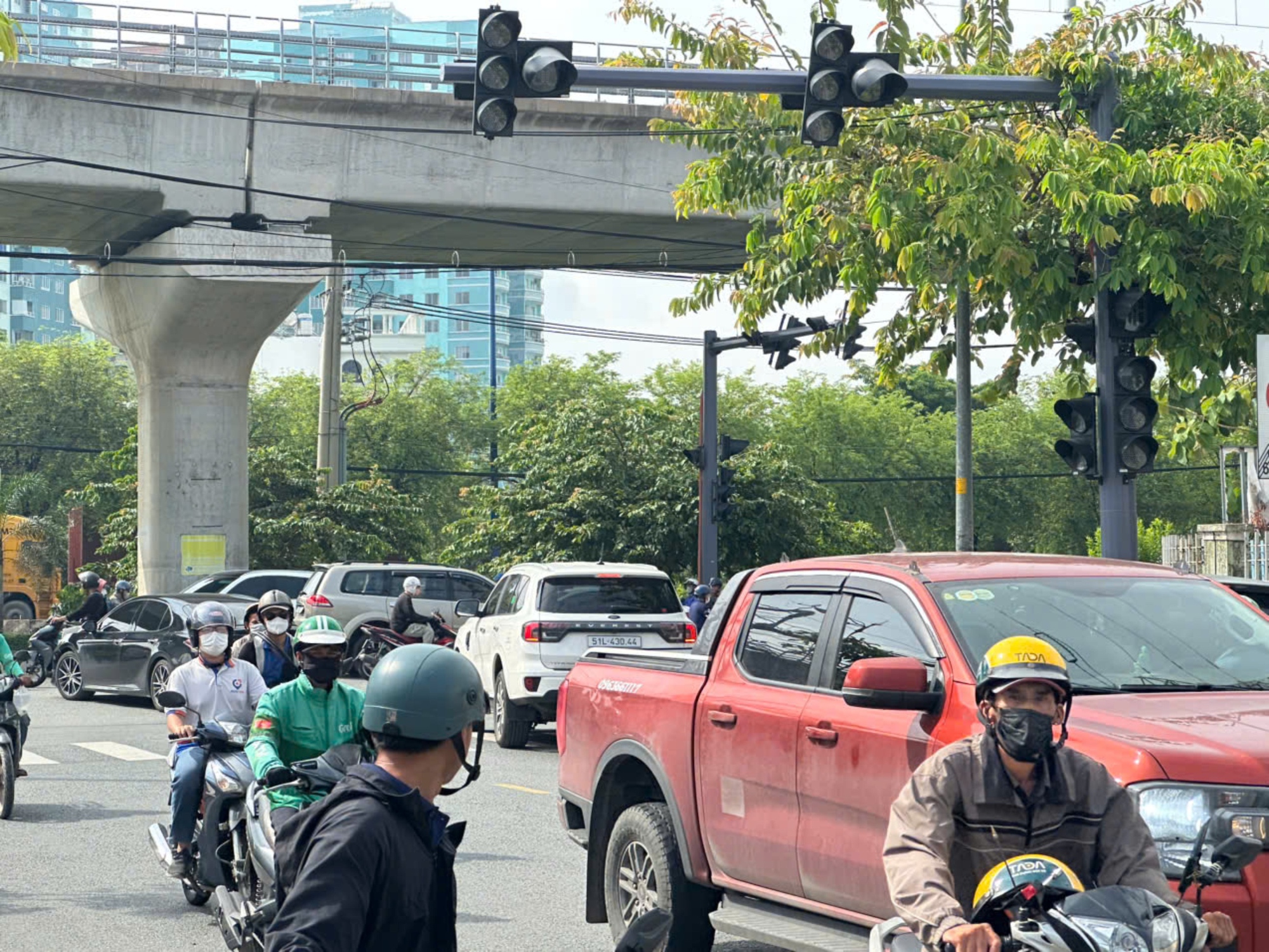 TP.HCM: Hàng chục đèn tín hiệu không hoạt động, giao thông thường xuyên ùn tắc- Ảnh 11. TP.HCM: Hàng chục đèn tín hiệu không hoạt động, giao thông thường xuyên ùn tắc- Ảnh 11.