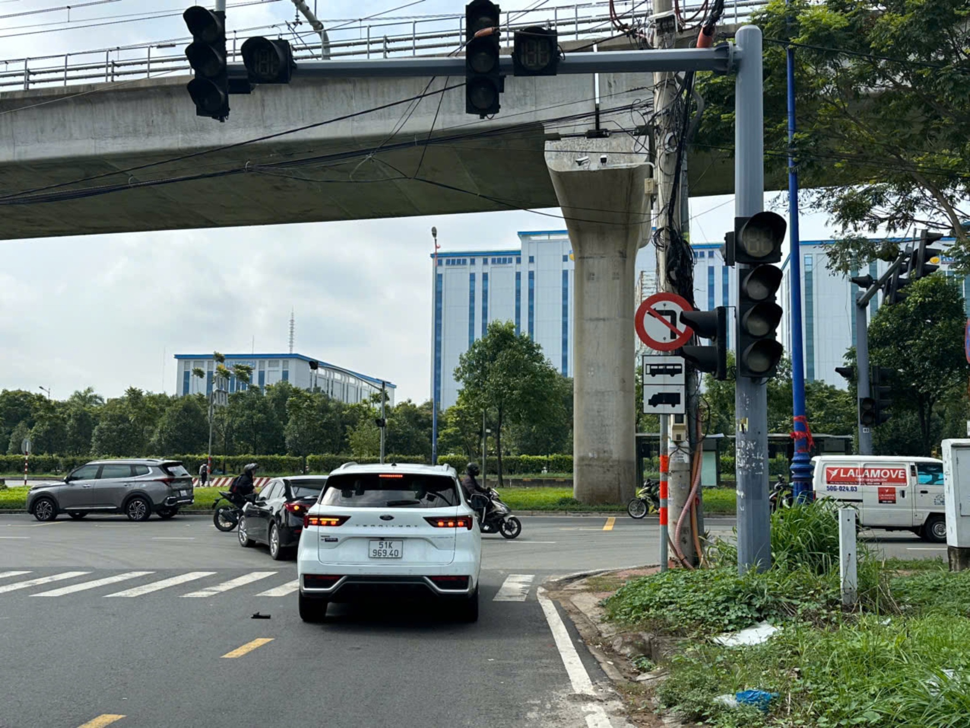 TP.HCM: Hàng chục đèn tín hiệu không hoạt động, giao thông thường xuyên ùn tắc- Ảnh 12. TP.HCM: Hàng chục đèn tín hiệu không hoạt động, giao thông thường xuyên ùn tắc- Ảnh 12.
