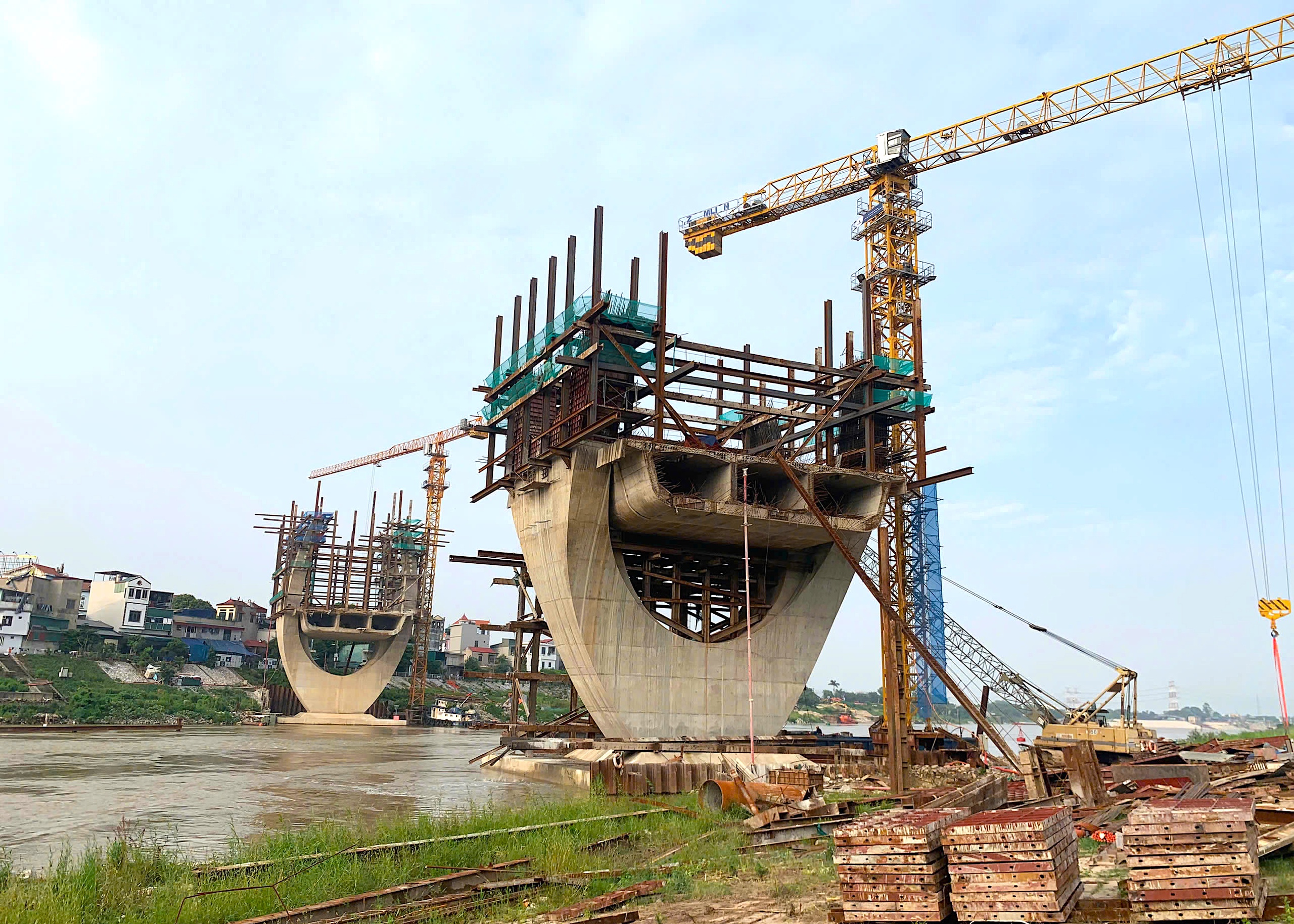 Vướng mặt bằng, dự án cầu Đuống nguy cơ "vỡ" tiến độ- Ảnh 1. Vướng mặt bằng, dự án cầu Đuống nguy cơ "vỡ" tiến độ- Ảnh 1.