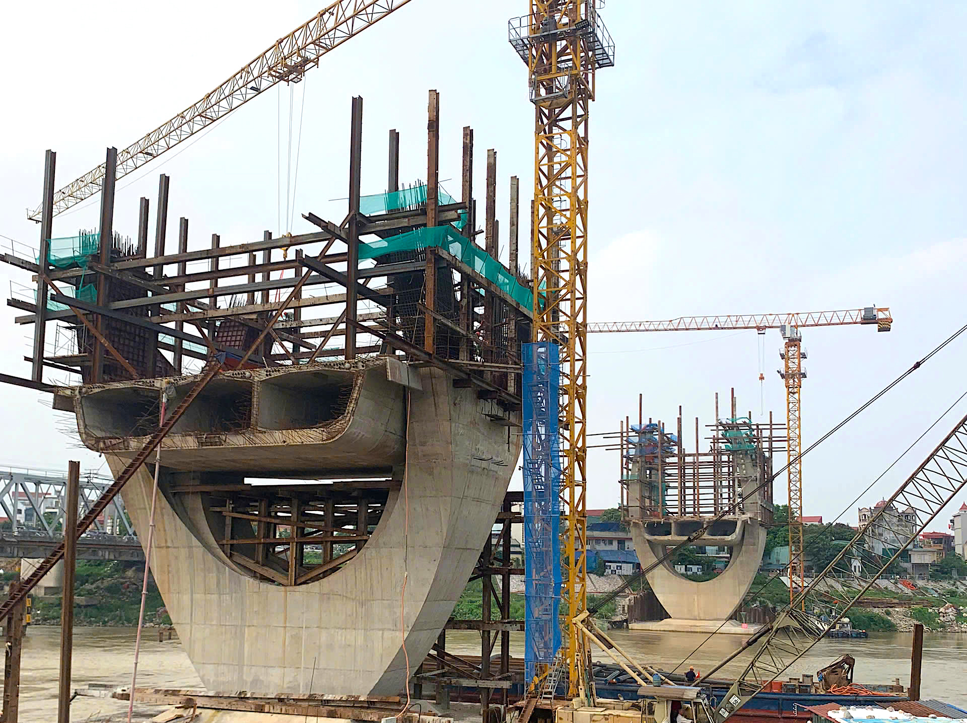 Vướng mặt bằng, dự án cầu Đuống nguy cơ "vỡ" tiến độ- Ảnh 2. Vướng mặt bằng, dự án cầu Đuống nguy cơ "vỡ" tiến độ- Ảnh 2.