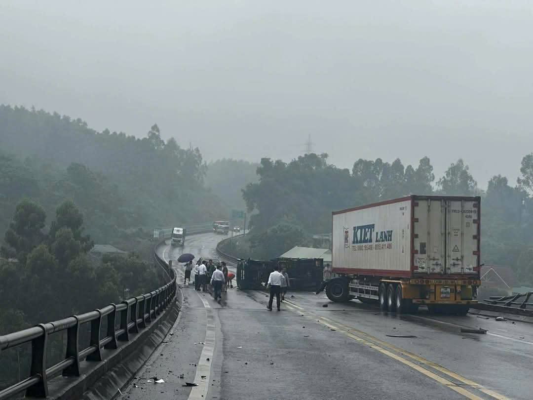 Tai nạn liên hoàn trên Cao tốc Nội Bài - Lào Cai, 3 người bị thương- Ảnh 1. Tai nạn liên hoàn trên Cao tốc Nội Bài - Lào Cai, 3 người bị thương- Ảnh 1.