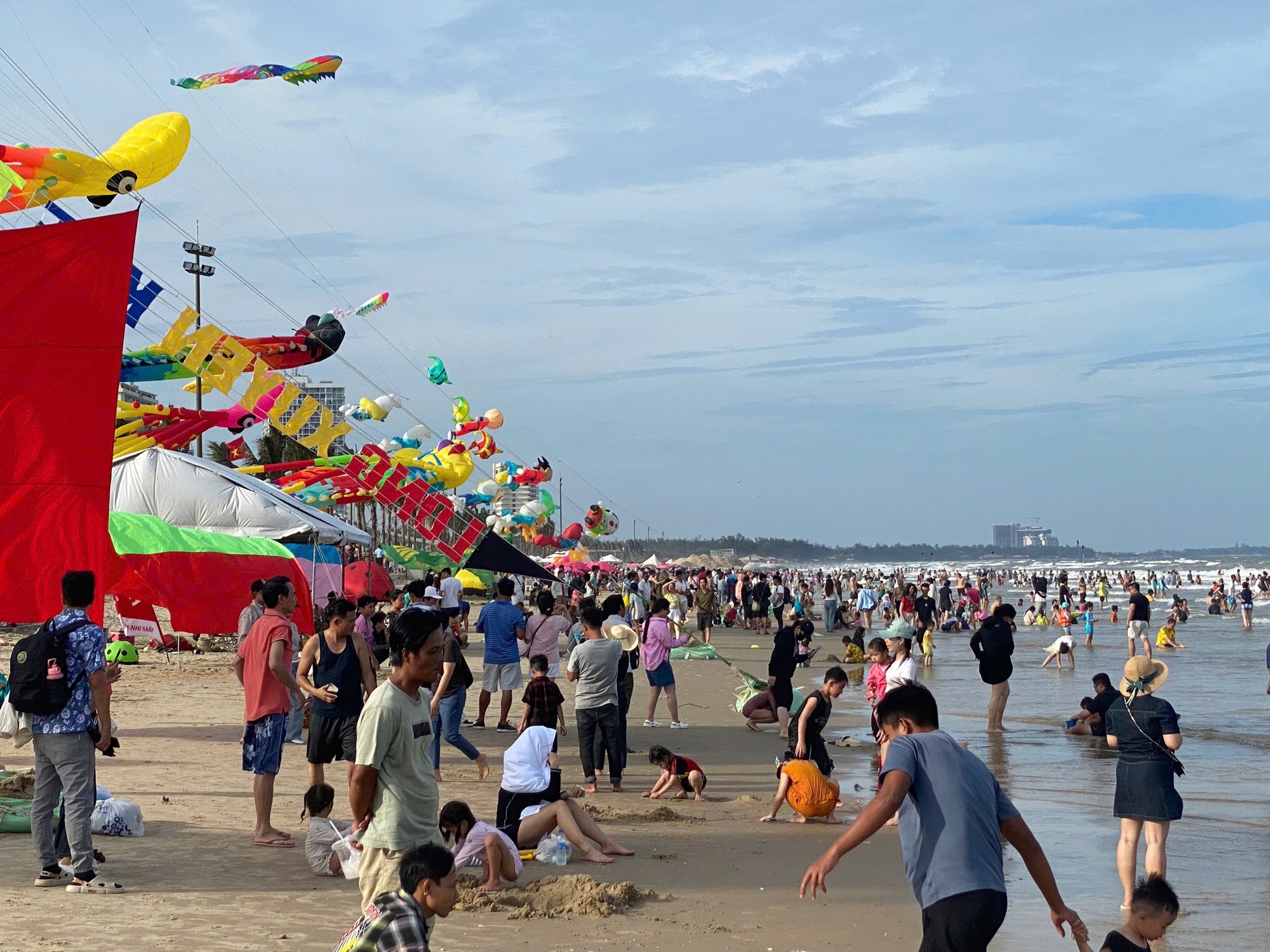Du lịch Bà Rịa - Vũng Tàu bùng nổ dịp lễ, hơn 850.000 lượt khách, doanh thu vượt 661 tỷ- Ảnh 3. Du lịch Bà Rịa - Vũng Tàu bùng nổ dịp lễ, hơn 850.000 lượt khách, doanh thu vượt 661 tỷ- Ảnh 3.