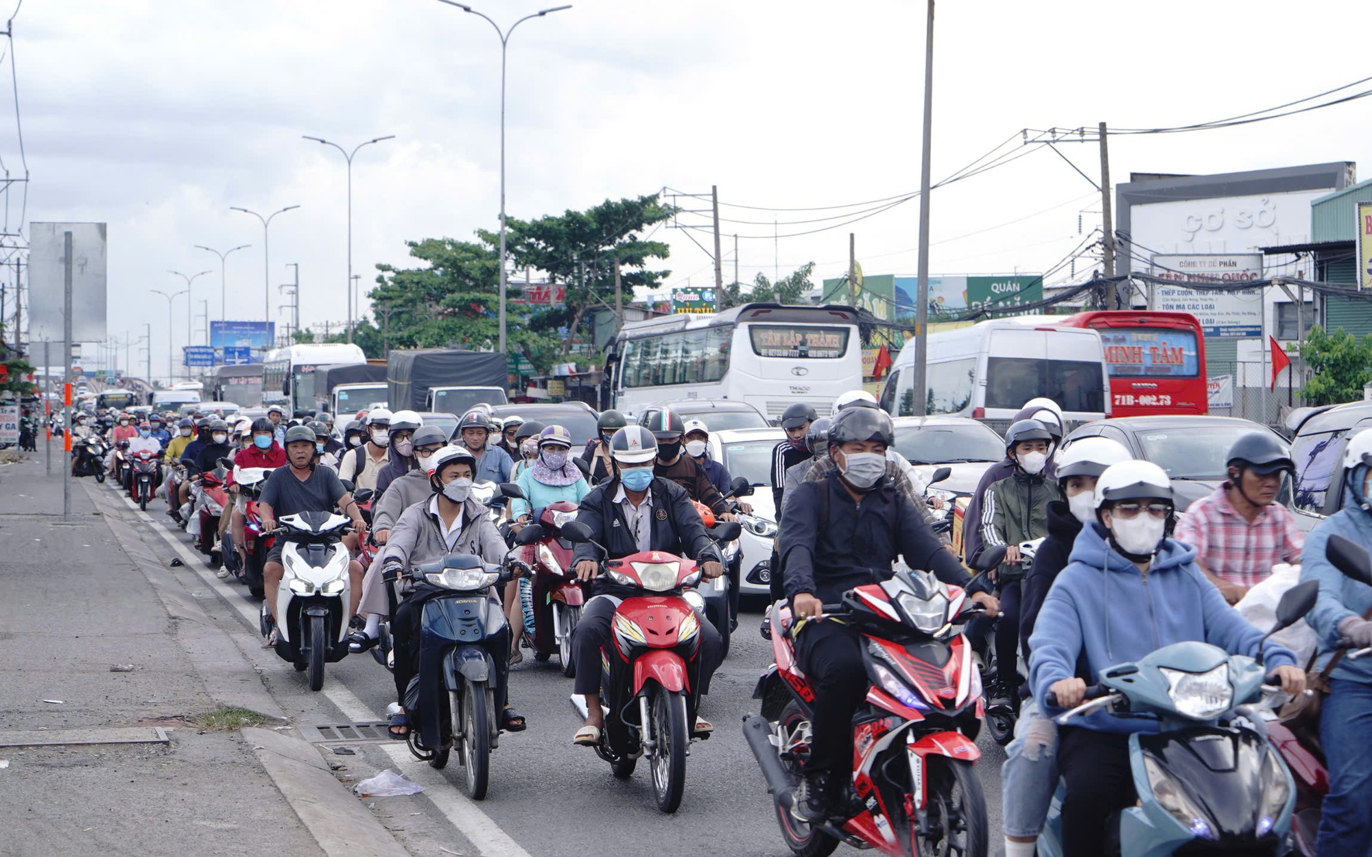 Đường sá TP.HCM thông thoáng bất ngờ trong ngày nghỉ lễ cuối cùng