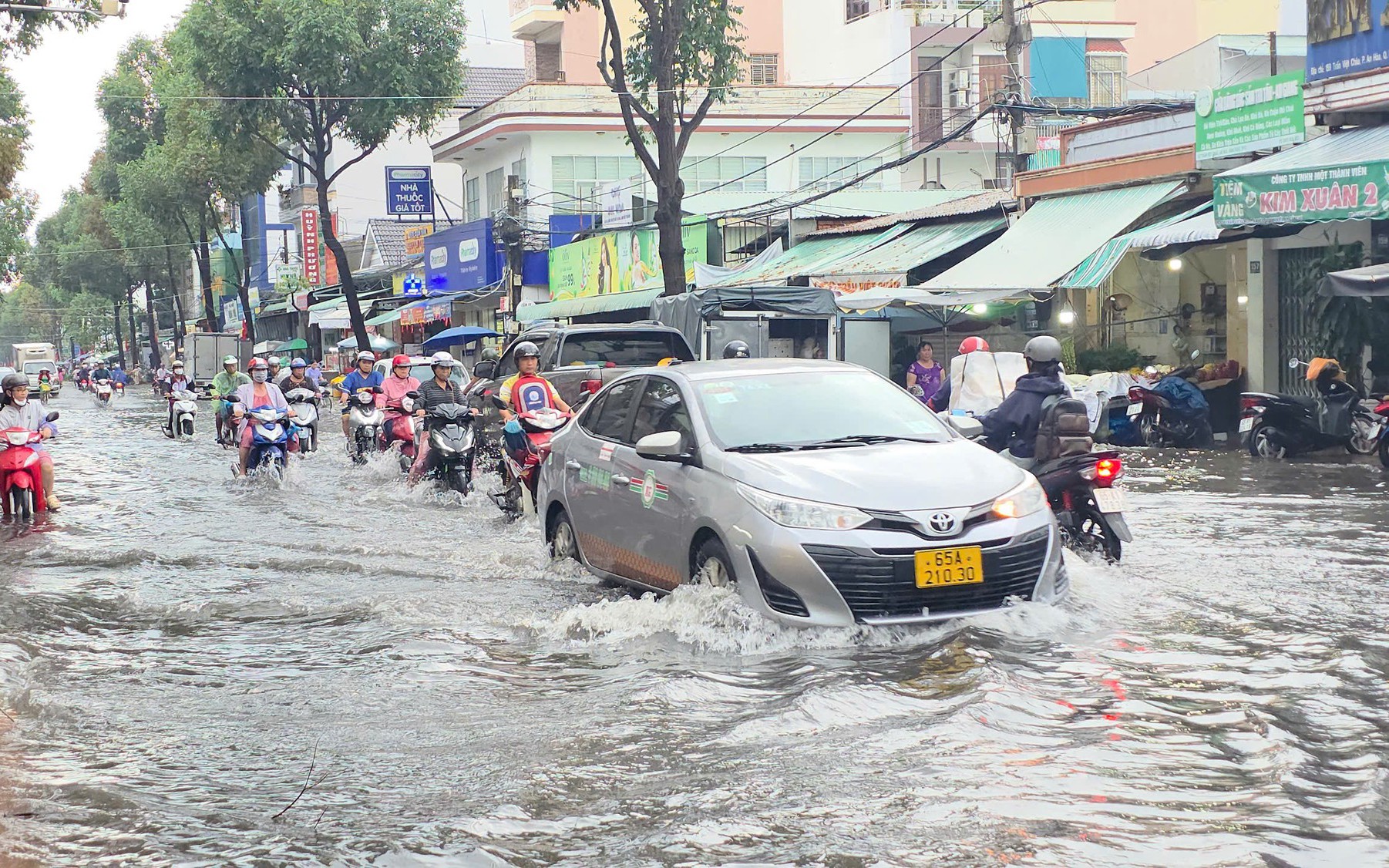 Mưa lớn gây ngập nhiều tuyến đường ở TP Cần Thơ