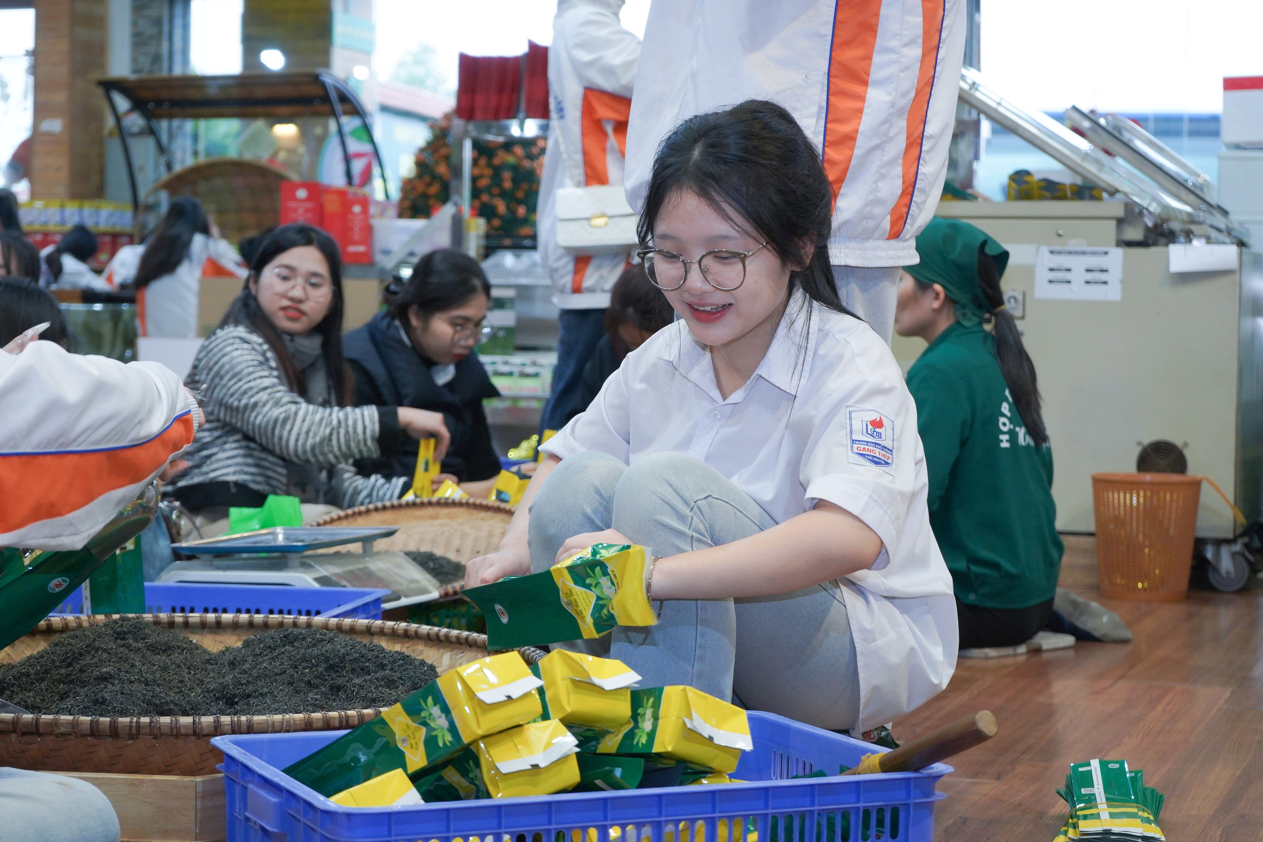 Du khách thích thú những đồi chè xanh ngát ở Thái Nguyên- Ảnh 11. Du khách thích thú những đồi chè xanh ngát ở Thái Nguyên- Ảnh 11.