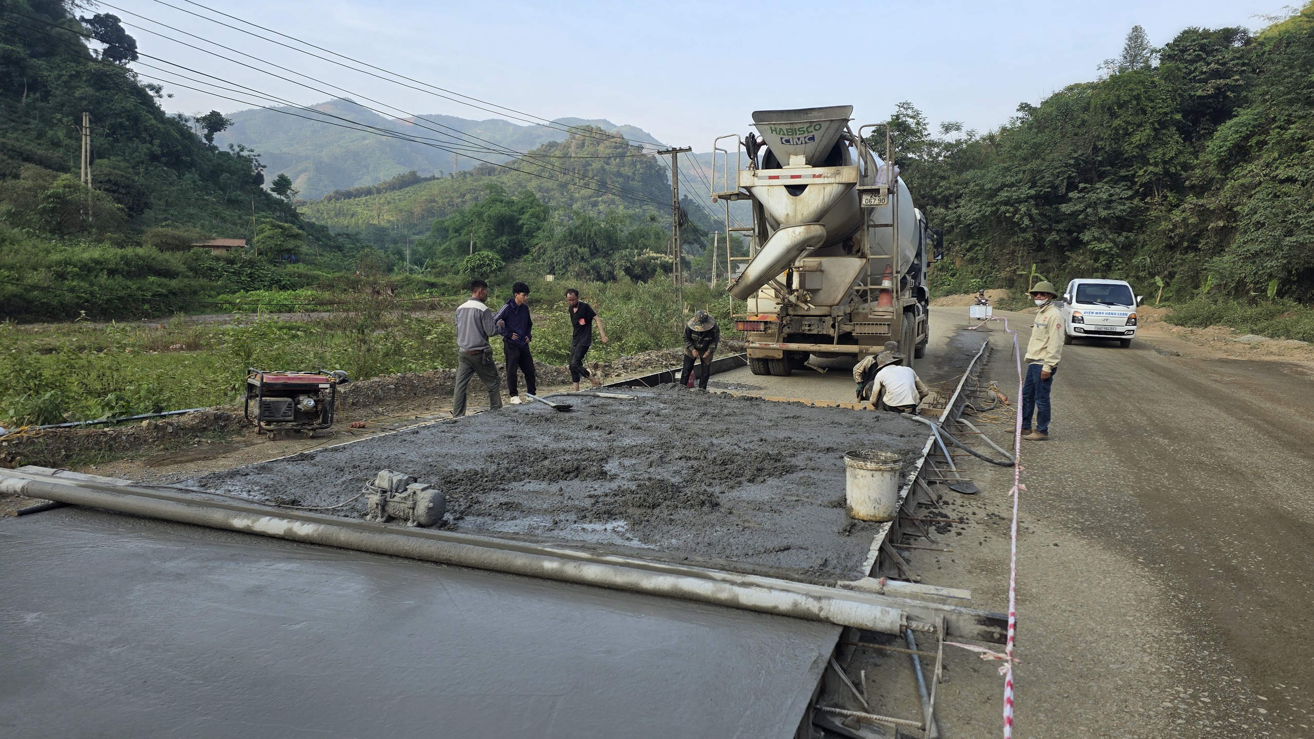 Thi công "3 ca 4 kíp" đưa đường nghìn tỷ nối Lào Cai - Lai Châu về đích 30/6- Ảnh 7. Thi công "3 ca 4 kíp" đưa đường nghìn tỷ nối Lào Cai - Lai Châu về đích 30/6- Ảnh 7.