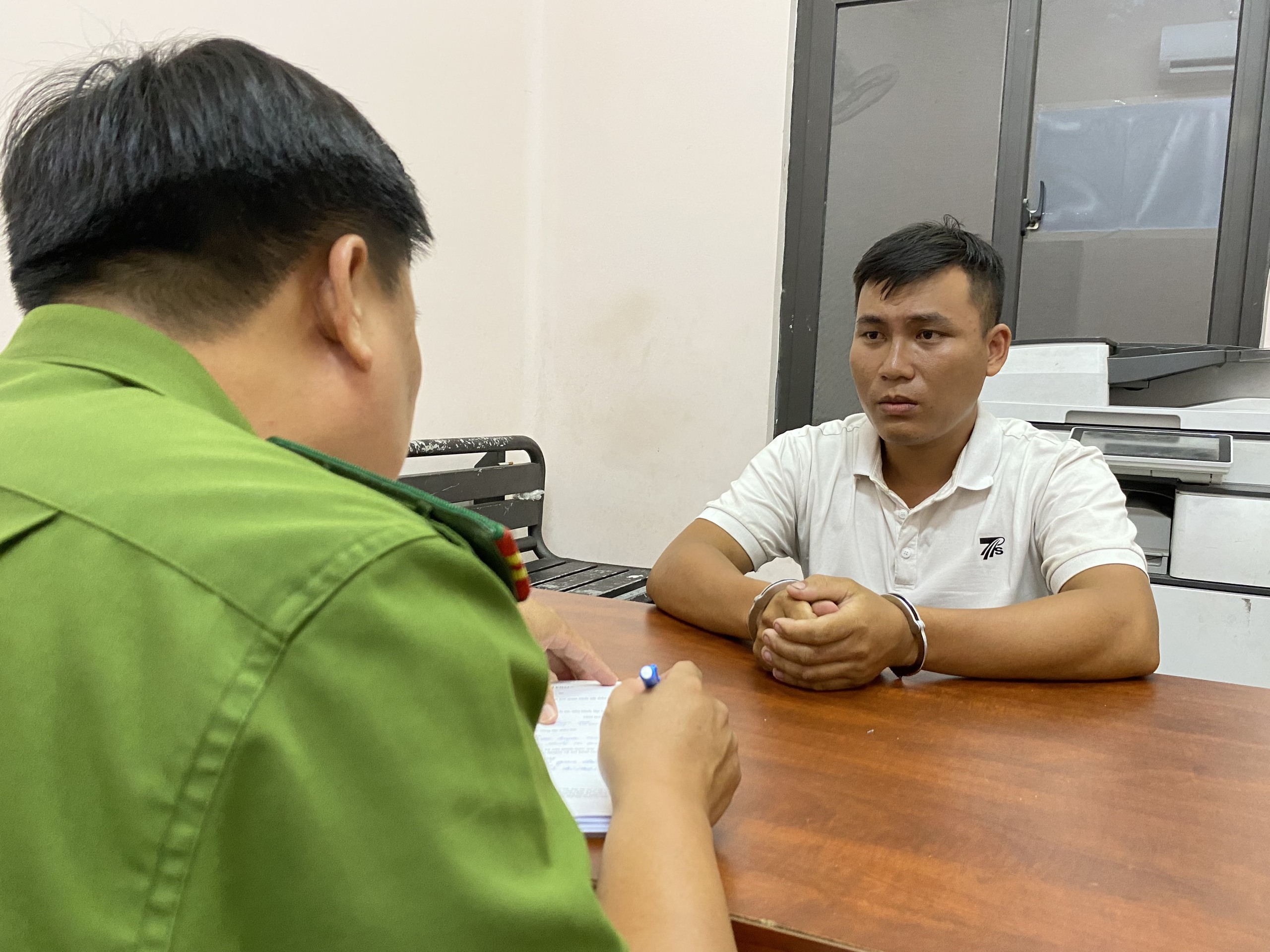 Hai anh em ruột xông vào cướp tiệm vàng ở Hóc Môn khai gì tại cơ quan điều tra?- Ảnh 3. Hai anh em ruột xông vào cướp tiệm vàng ở Hóc Môn khai gì tại cơ quan điều tra?- Ảnh 3.