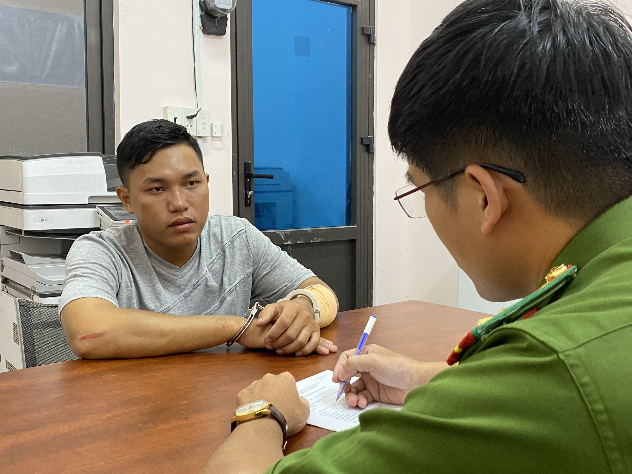 Hai anh em ruột xông vào cướp tiệm vàng ở Hóc Môn khai gì tại cơ quan điều tra?- Ảnh 4. Hai anh em ruột xông vào cướp tiệm vàng ở Hóc Môn khai gì tại cơ quan điều tra?- Ảnh 4.