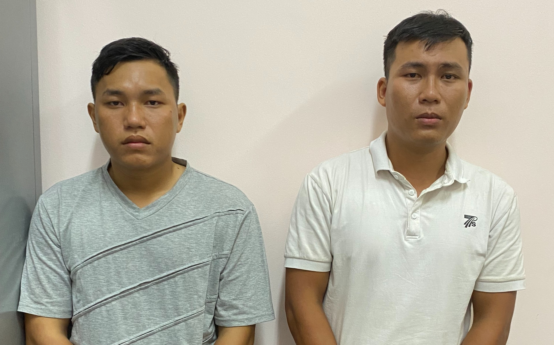 Hai anh em ruột xông vào cướp tiệm vàng ở Hóc Môn khai gì tại cơ quan điều tra?- Ảnh 2. Hai anh em ruột xông vào cướp tiệm vàng ở Hóc Môn khai gì tại cơ quan điều tra?- Ảnh 2.