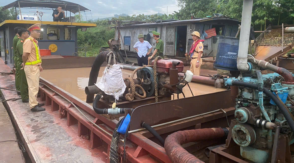 CSGT đường thủy Bắc Giang phát hiện, xử lý hàng chục phương tiện không kiểm định- Ảnh 1. CSGT đường thủy Bắc Giang phát hiện, xử lý hàng chục phương tiện không kiểm định- Ảnh 1.