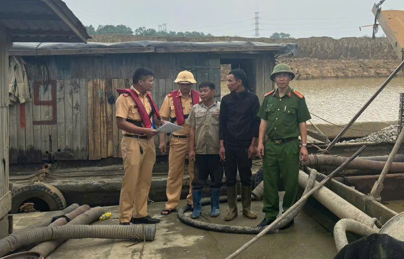 CSGT đường thủy Bắc Giang phát hiện, xử lý hàng chục phương tiện không kiểm định- Ảnh 2. CSGT đường thủy Bắc Giang phát hiện, xử lý hàng chục phương tiện không kiểm định- Ảnh 2.