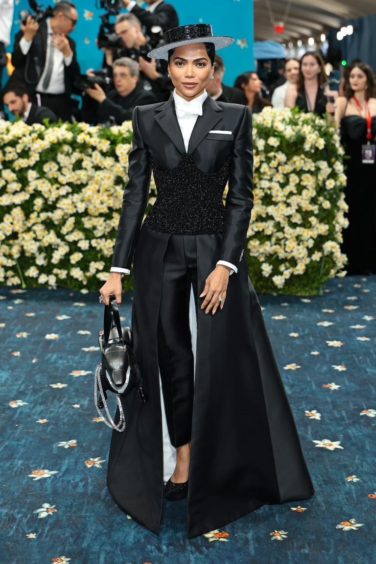 Lisa (BlackPink) diện bodysuit dáng nội y trên thảm đỏ Met Gala 2025- Ảnh 7. Lisa (BlackPink) diện bodysuit dáng nội y trên thảm đỏ Met Gala 2025- Ảnh 7.