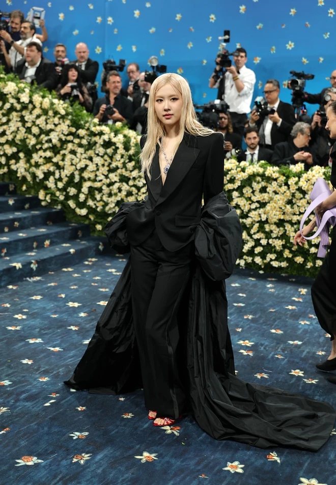 Lisa (BlackPink) diện bodysuit dáng nội y trên thảm đỏ Met Gala 2025- Ảnh 3. Lisa (BlackPink) diện bodysuit dáng nội y trên thảm đỏ Met Gala 2025- Ảnh 3.