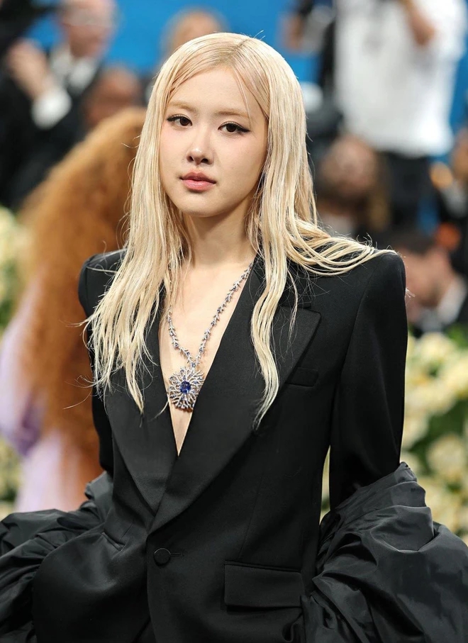 Lisa (BlackPink) diện bodysuit dáng nội y trên thảm đỏ Met Gala 2025- Ảnh 4. Lisa (BlackPink) diện bodysuit dáng nội y trên thảm đỏ Met Gala 2025- Ảnh 4.