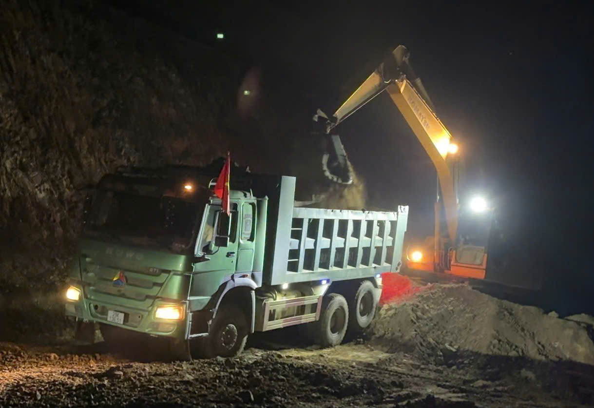 Thi công "3 ca 4 kíp" đưa đường nghìn tỷ nối Lào Cai - Lai Châu về đích 30/6- Ảnh 9. Thi công "3 ca 4 kíp" đưa đường nghìn tỷ nối Lào Cai - Lai Châu về đích 30/6- Ảnh 9.