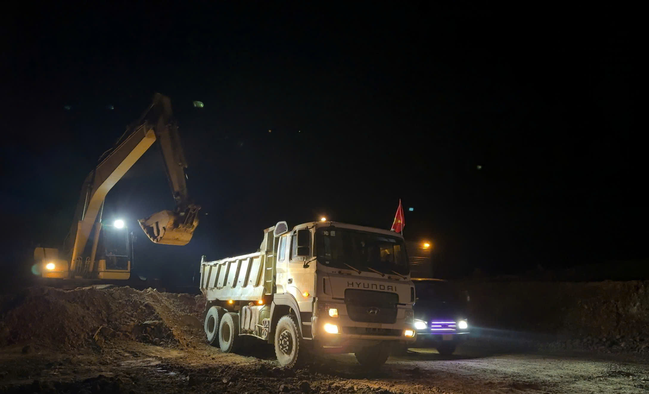 Thi công "3 ca 4 kíp" đưa đường nghìn tỷ nối Lào Cai - Lai Châu về đích 30/6- Ảnh 10. Thi công "3 ca 4 kíp" đưa đường nghìn tỷ nối Lào Cai - Lai Châu về đích 30/6- Ảnh 10.
