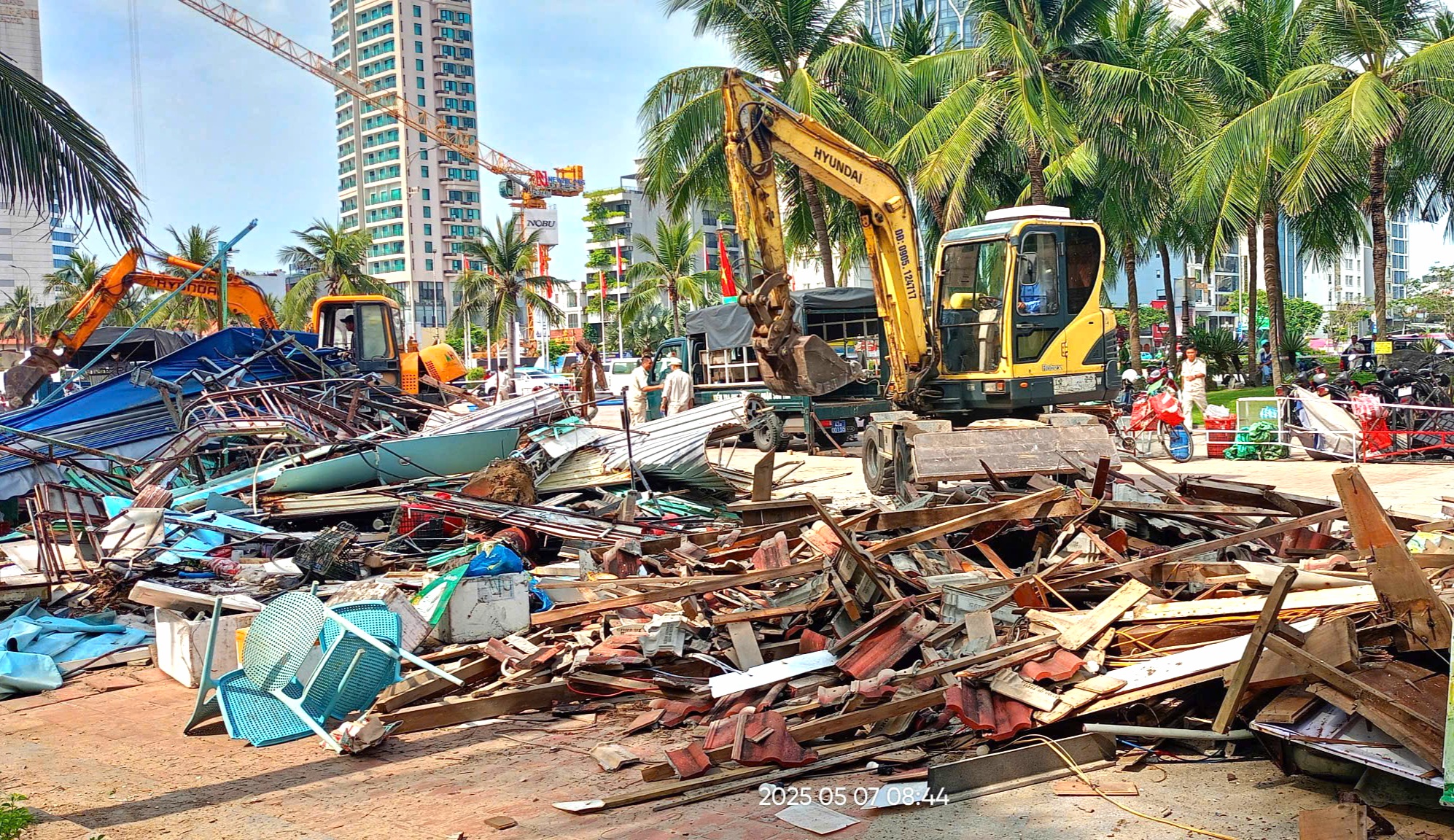 Cưỡng chế tháo dỡ 7 quầy ẩm thực ven biển du lịch Đà Nẵng- Ảnh 2. Cưỡng chế tháo dỡ 7 quầy ẩm thực ven biển du lịch Đà Nẵng- Ảnh 2.