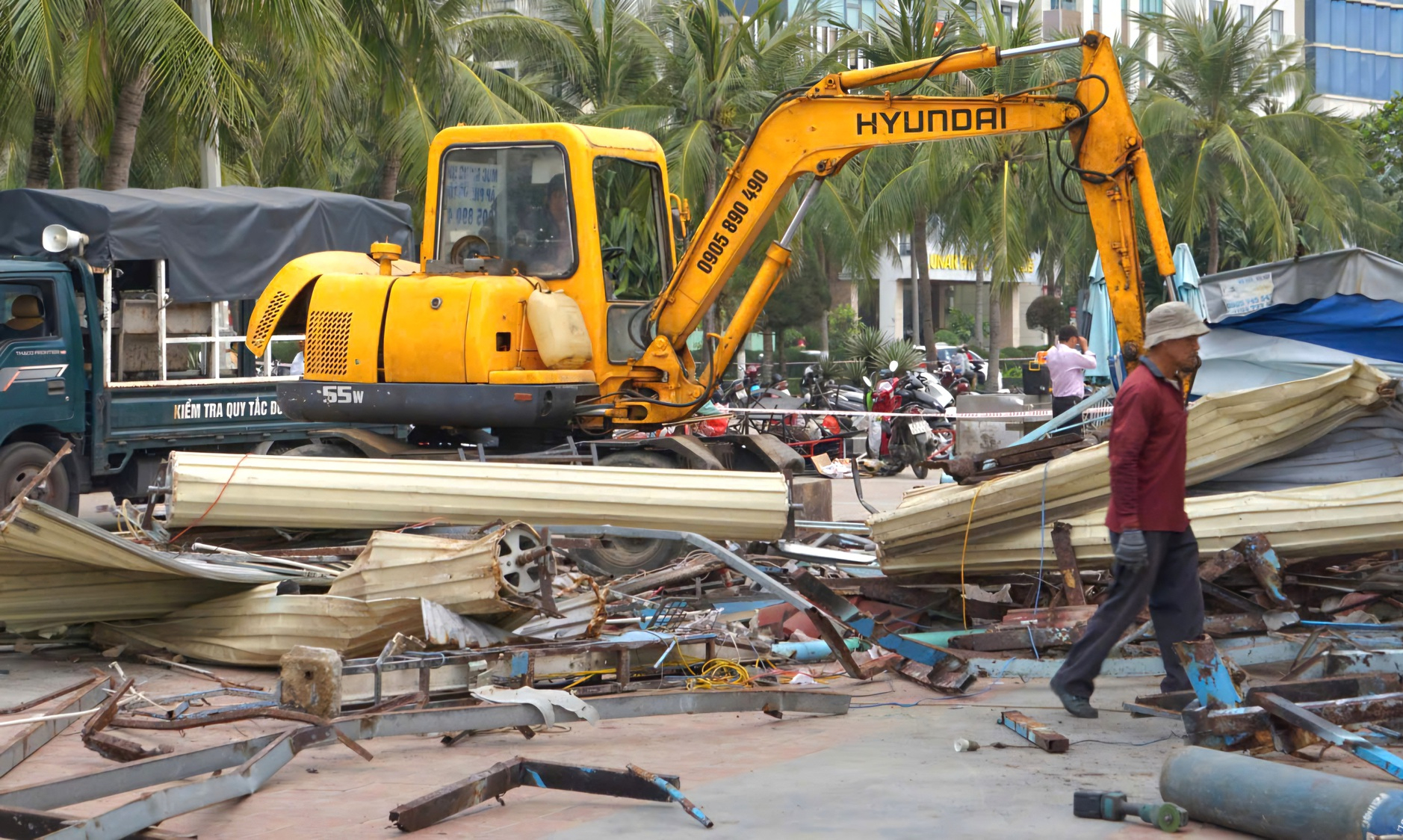 Cưỡng chế tháo dỡ 7 quầy ẩm thực ven biển du lịch Đà Nẵng- Ảnh 1. Cưỡng chế tháo dỡ 7 quầy ẩm thực ven biển du lịch Đà Nẵng- Ảnh 1.
