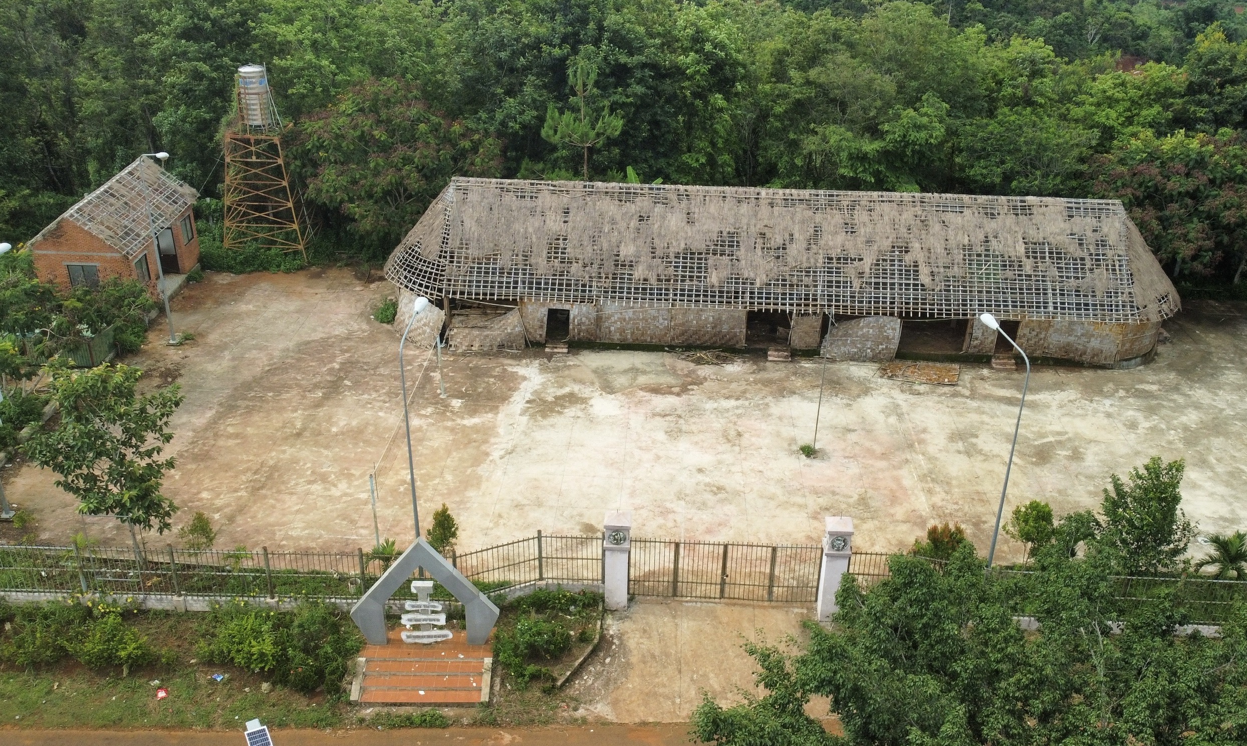Đắk Nông: Công trình nhà văn hóa hơn 3 tỷ đồng đổ sập- Ảnh 2. Đắk Nông: Công trình nhà văn hóa hơn 3 tỷ đồng đổ sập- Ảnh 2.