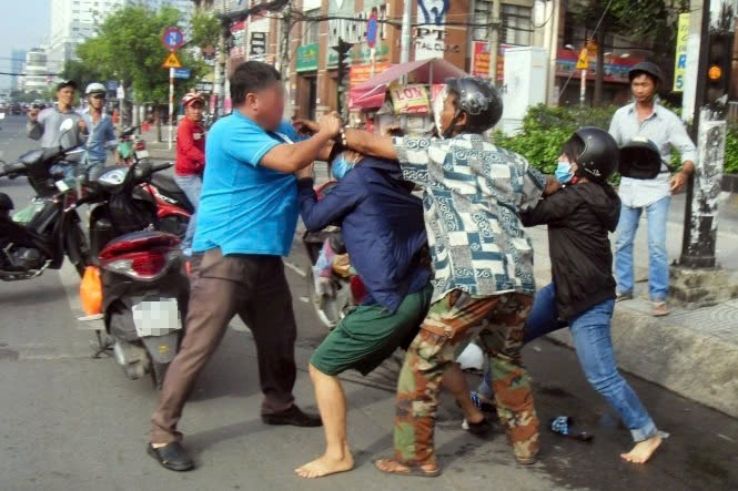 Hàng loạt vụ hành xử côn đồ do va chạm khi tham gia giao thông, Bộ Công an cảnh báo gì?- Ảnh 2. Hàng loạt vụ hành xử côn đồ do va chạm khi tham gia giao thông, Bộ Công an cảnh báo gì?- Ảnh 2.
